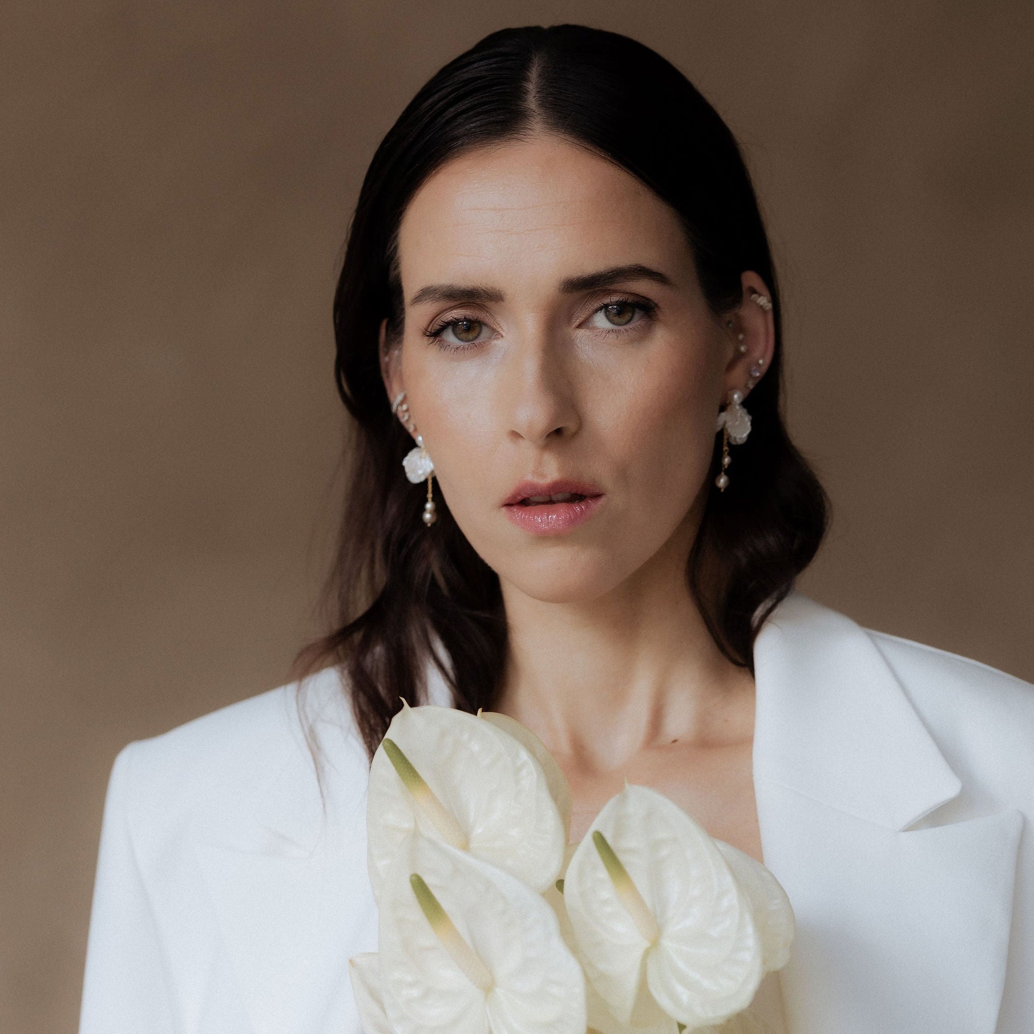 Faye | hängende Brautohrringe mit Blättern und Perlen