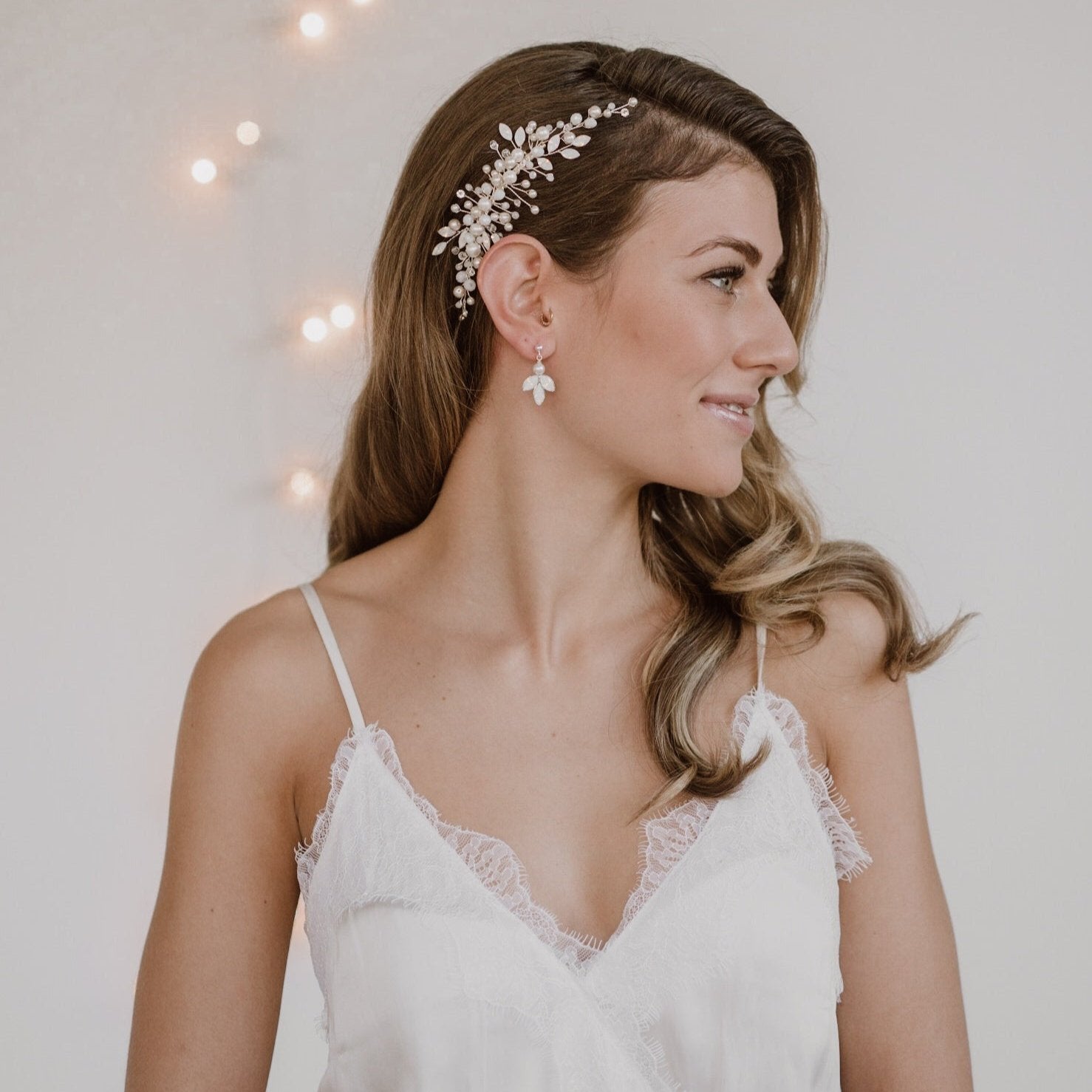 Brauthaarkamm mit Perlen und Kristallen Kris in der Farbe Silber