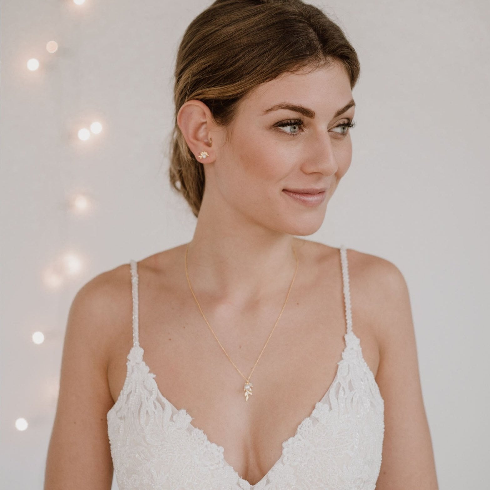 Brautohrring Resi mit Blatt und Perle in der Farbe Gold, 21195