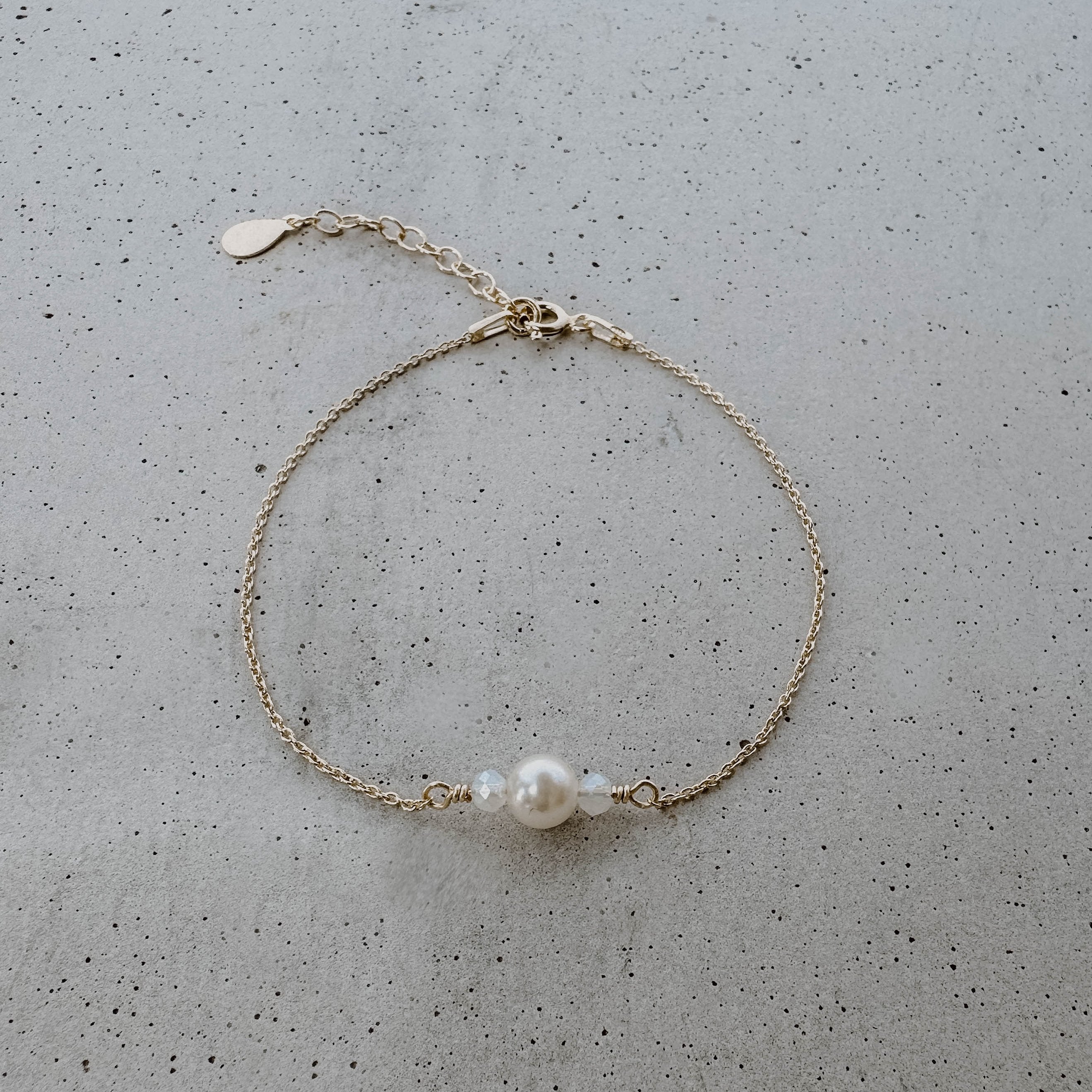 Ari Brautarmband mit Perlen dezent in der Farbe Gold