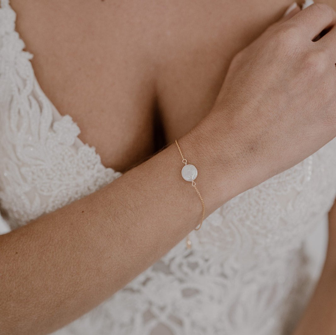 Clara Armband Hochzeit mit Coin und Süßwasserperle in der Farbe Gold