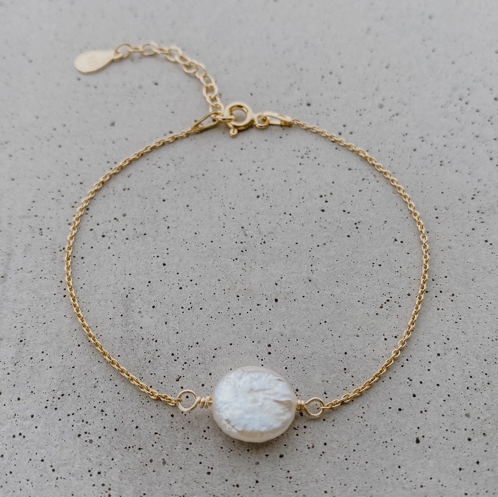Clara Armband Hochzeit mit Coin und Süßwasserperle in der Farbe Gold
