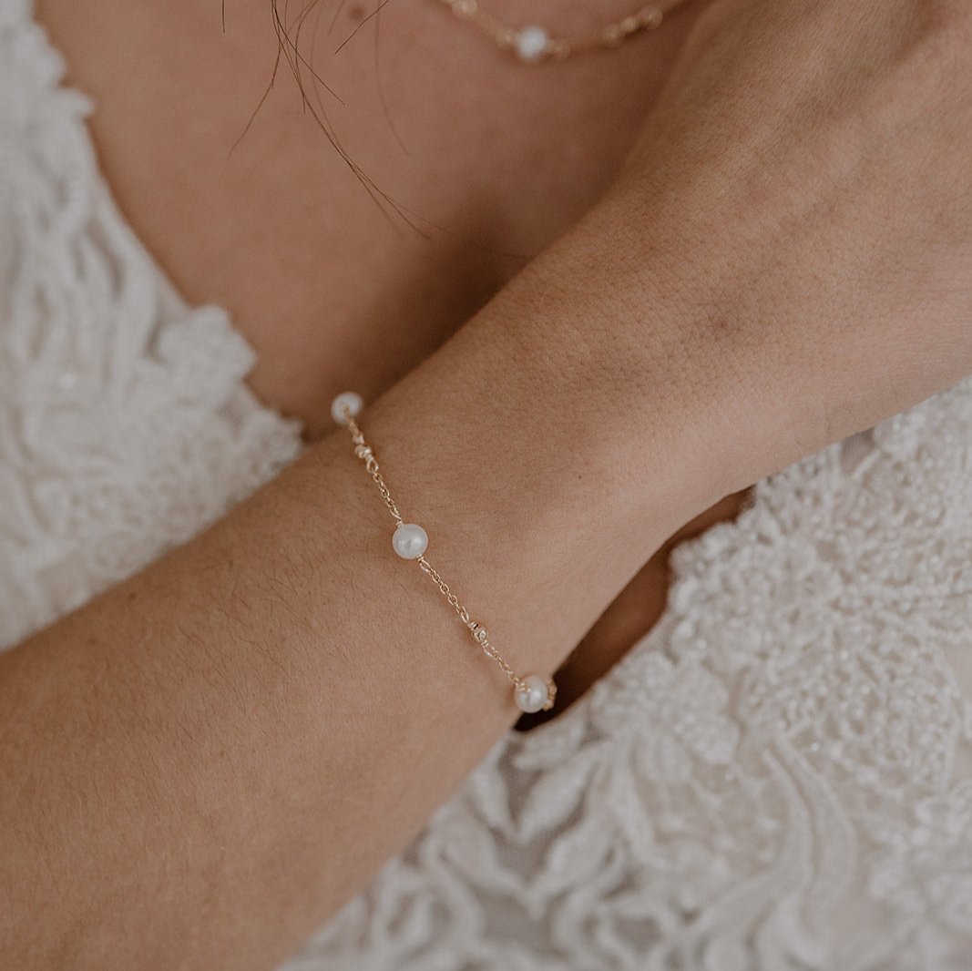 Valli Brautarmband mit Perlen und Süßwasserperlen in der Farbe Gold