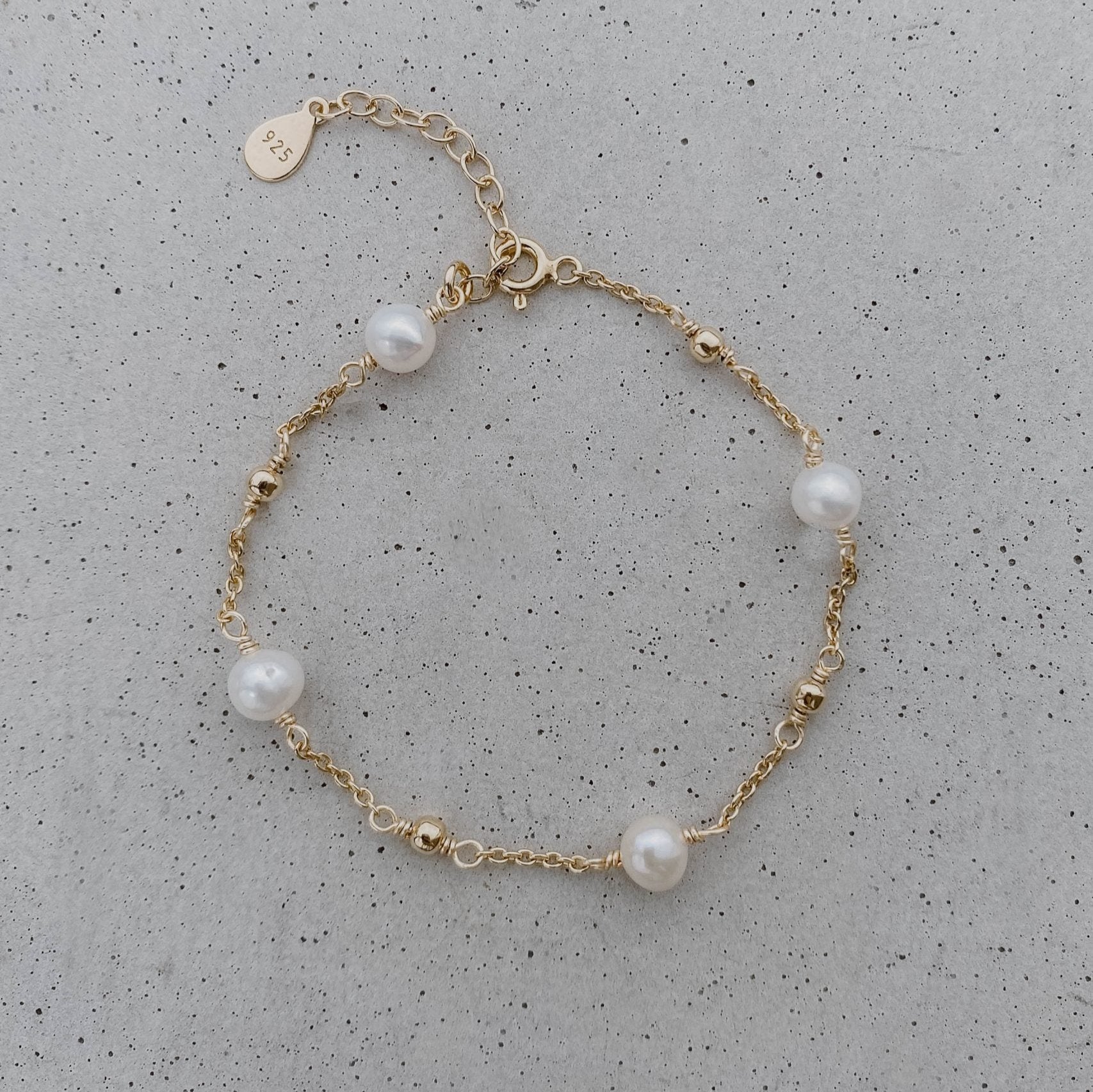 Valli Brautarmband mit Perlen und Süßwasserperlen in der Farbe Gold