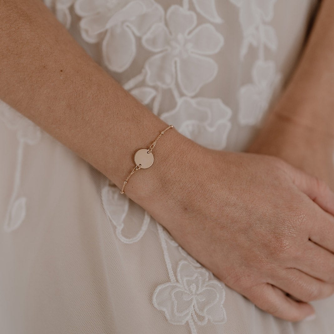 Gravur Kugelarmband | Brautarmband personalisiert mit runder Platte