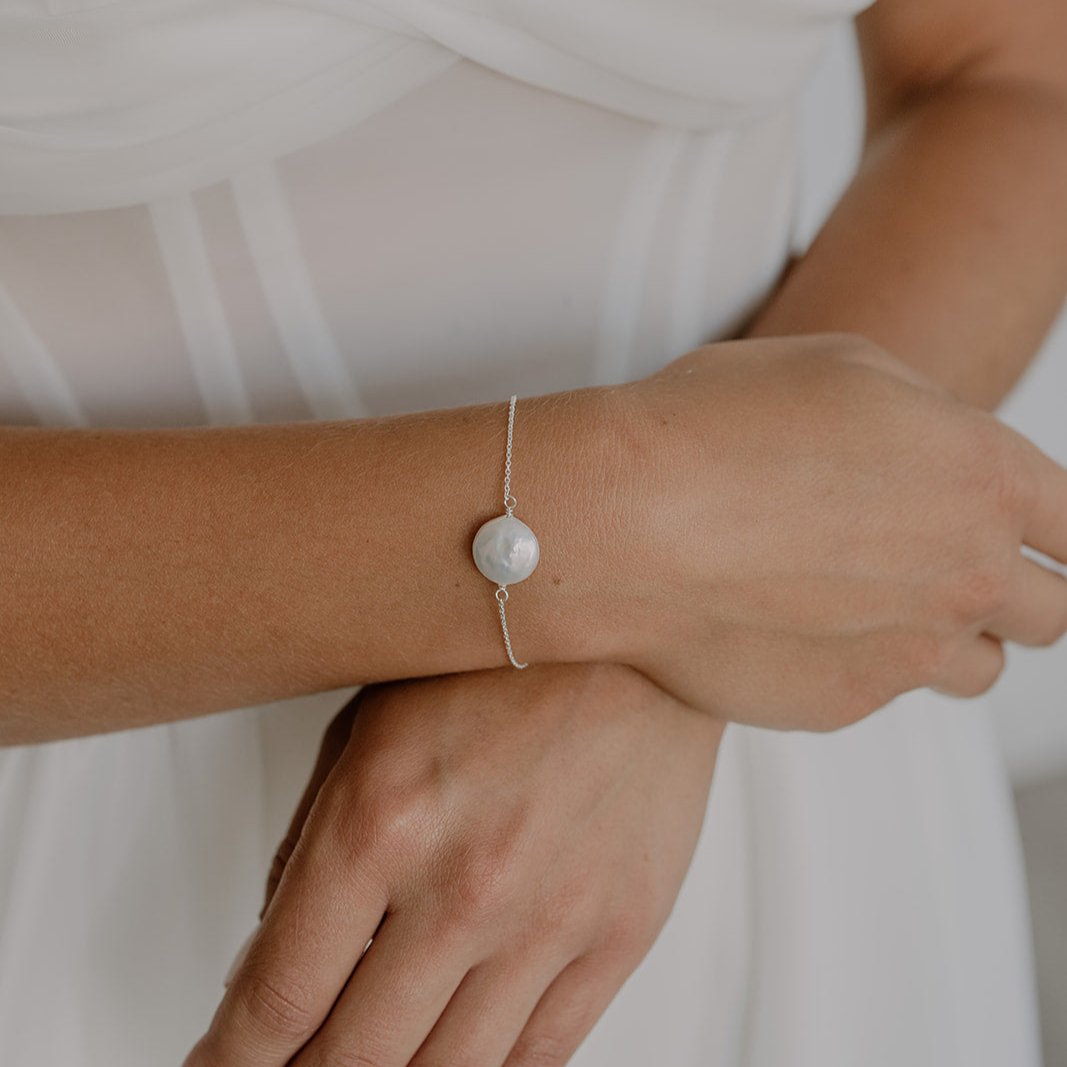 Clara Armband Hochzeit mit Coin und Süßwasserperle in der Farbe Silber