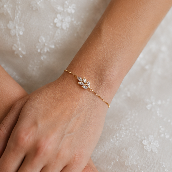 Von einer Braut getragenes Brautarmband Tilla aus 925 Sterlingsilber 18K vergoldet mit filigranem Zirkonia Blatt