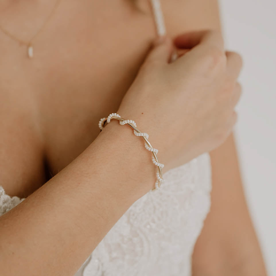Belina | Armreif Hochzeit schlicht mit kleinen Perlen