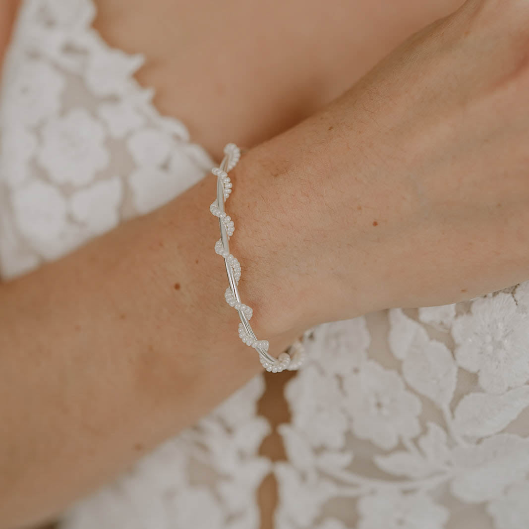 Belina | Armreif Hochzeit schlicht mit kleinen Perlen