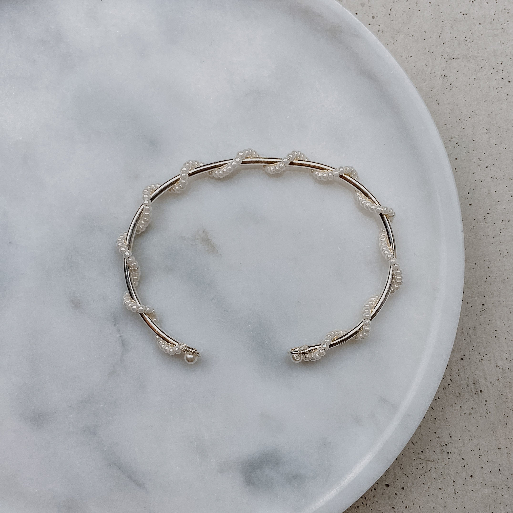 Belina | Armreif Hochzeit schlicht mit kleinen Perlen