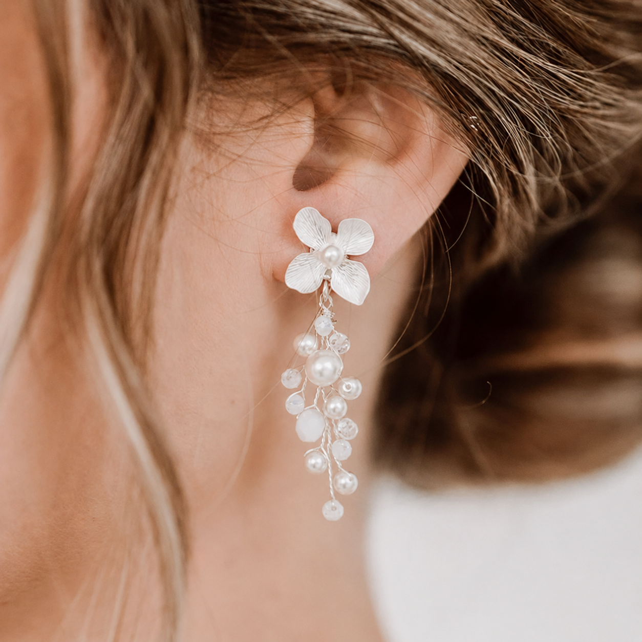 Brautohrringe Babsi aus 925 Sterlingsilber mit floralen Blüten und veganen Perlen, am Model getragen