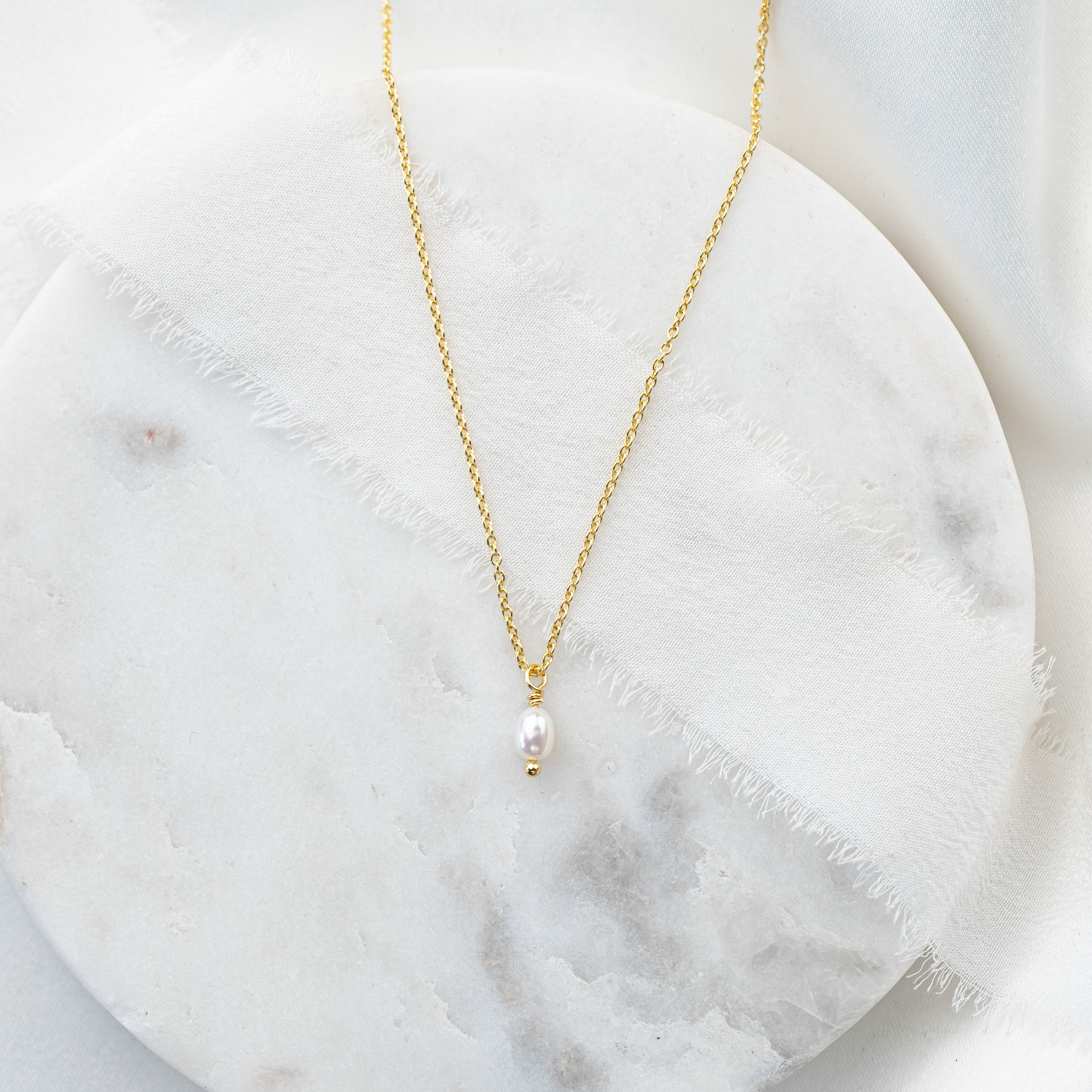 Amelie | Brauthalskette mit kleiner - echter Perle