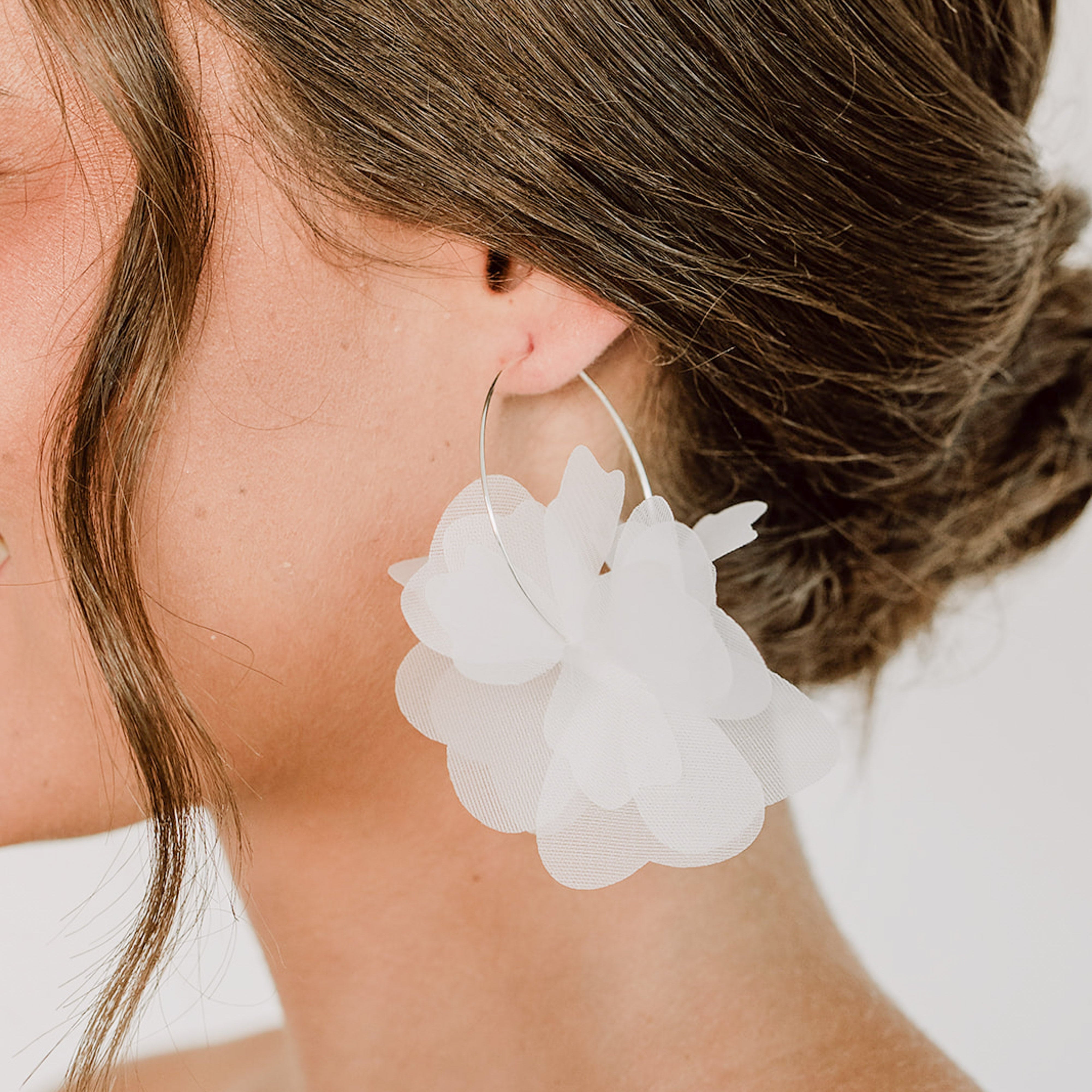 Flora | Brautohrringe - Creolen mit Stoffblüten