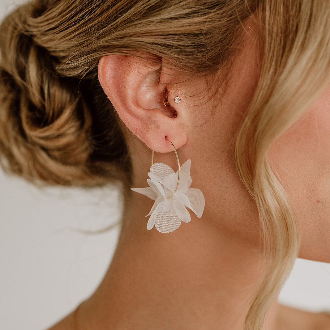 Flora klein | Braut Creole mit Stoffblüte