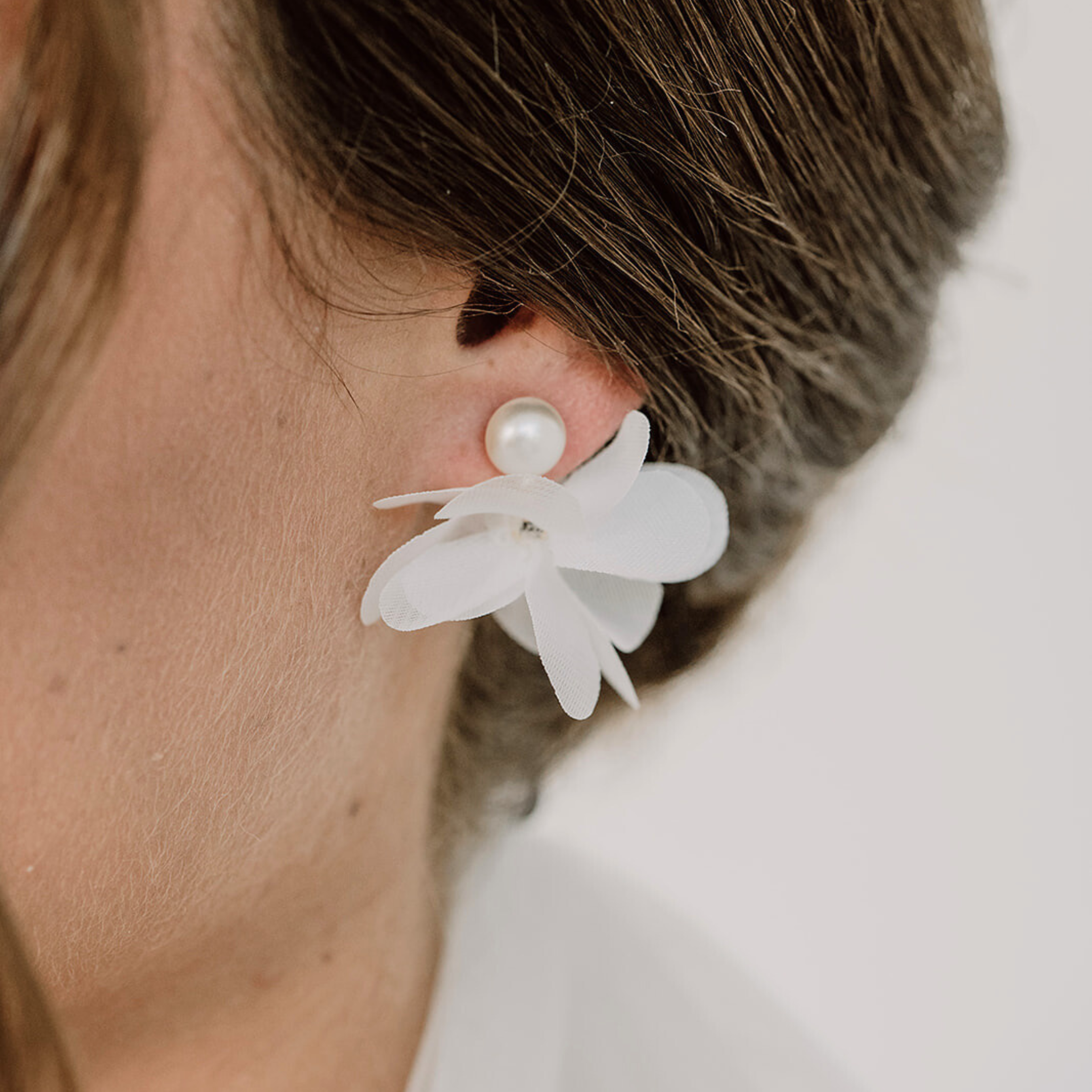 Emmi | Brautohrringe mit Stoffblüte