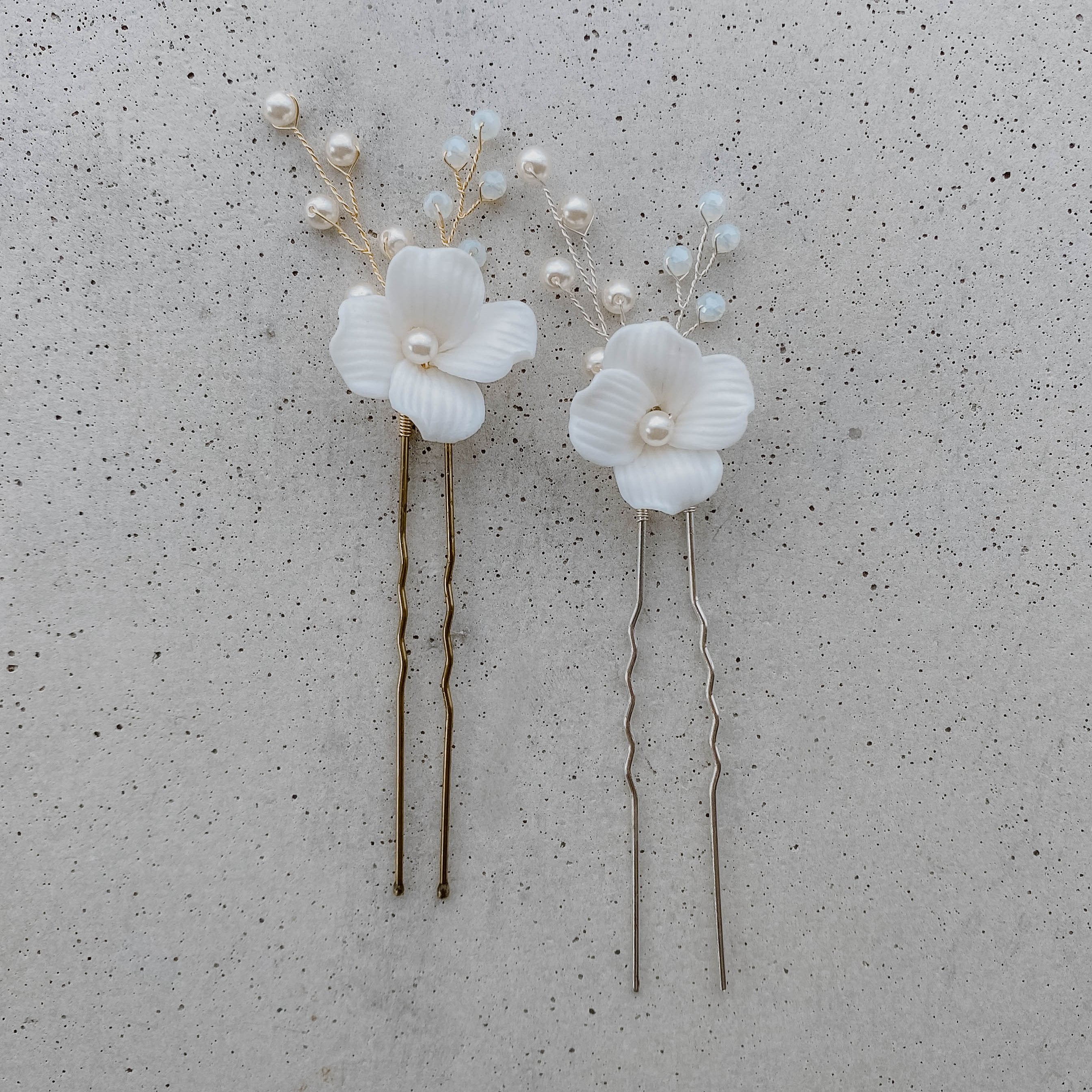 Coco mit Perlen | Braut Haarnadeln mit weißen Blüten und echten Perlen