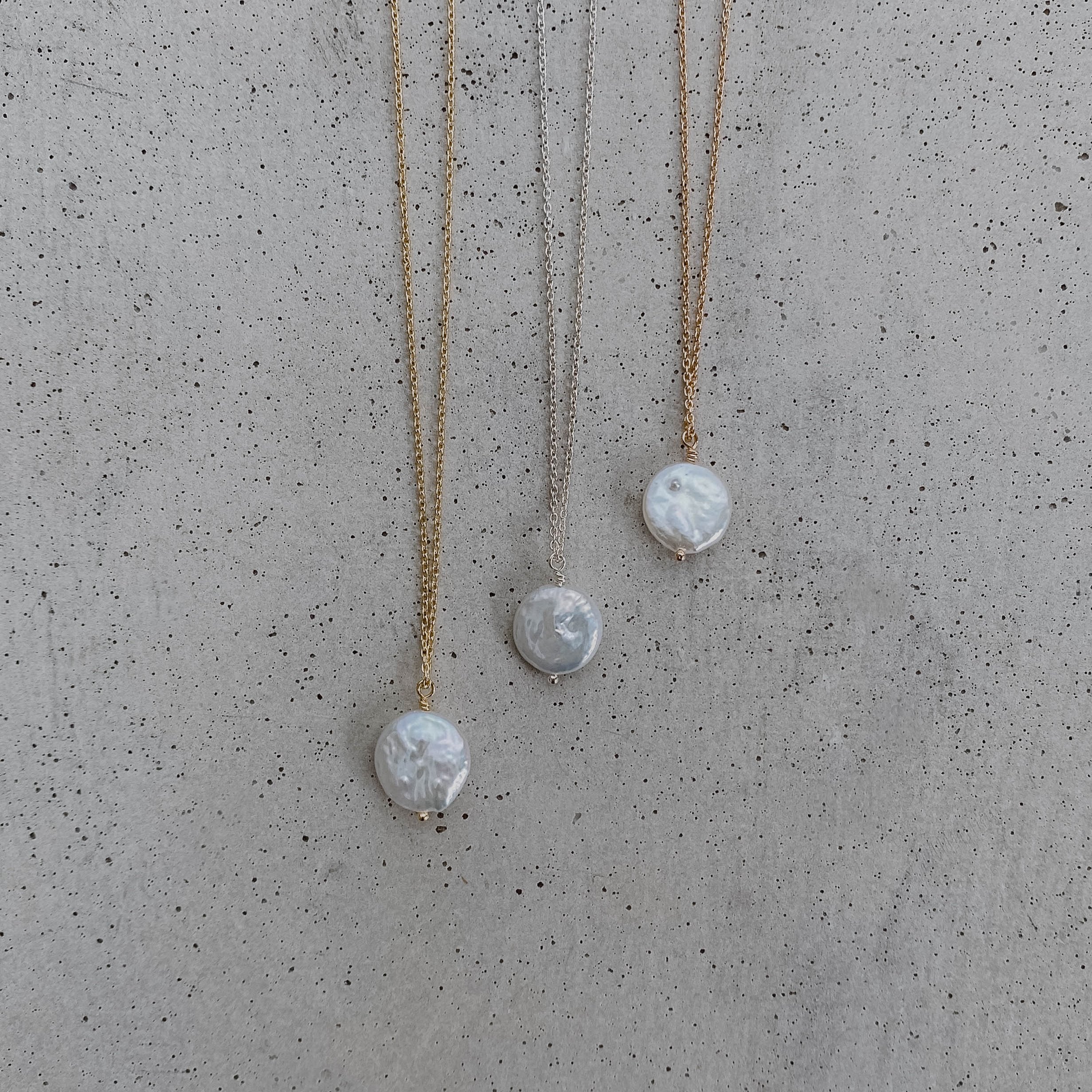 Clara Halskette mit Rückenkette | Brauthalskette mit echter Perle - Y-Kette