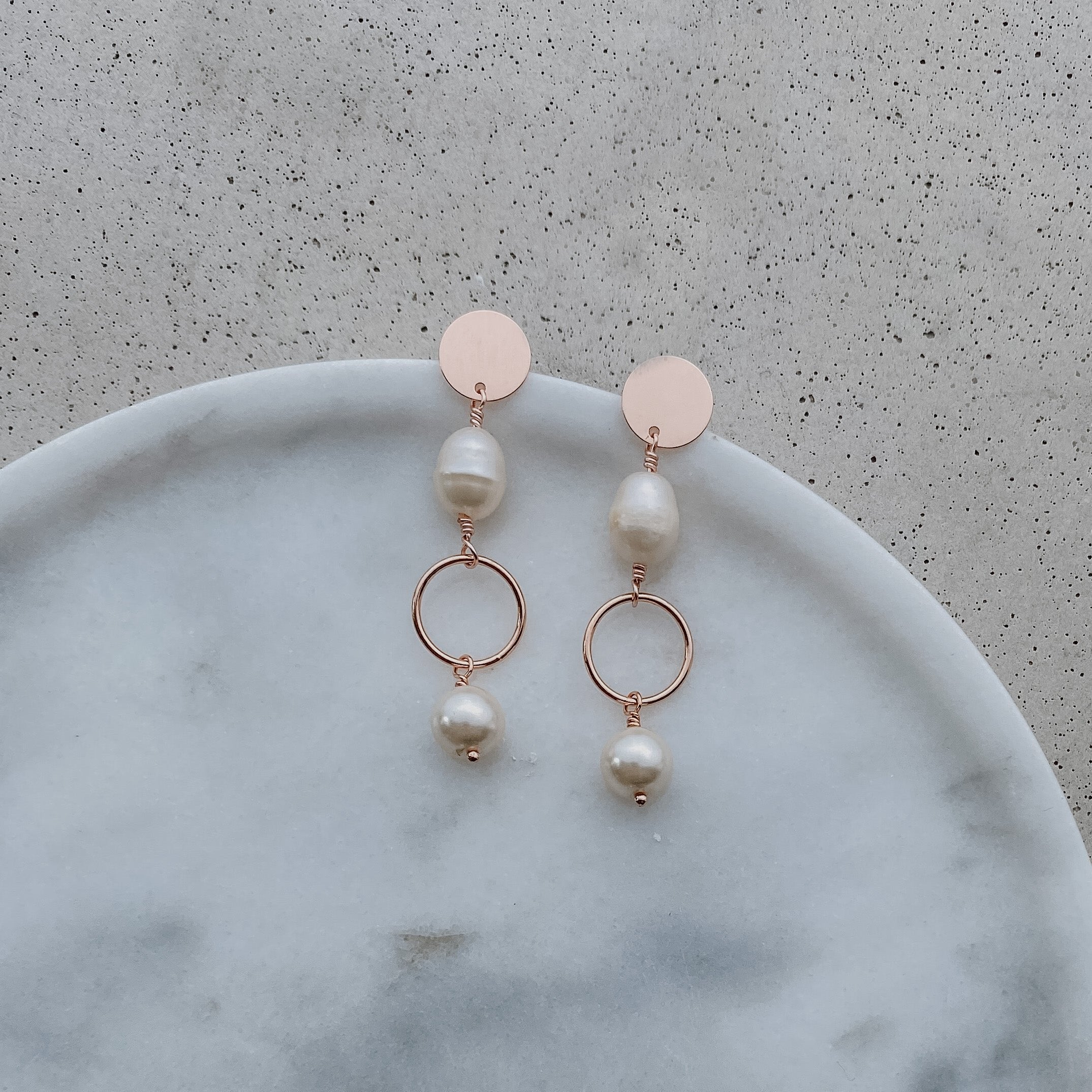 Ohrringe Hochzeit mit Perlen hängend Eve in der Farbe Roségold