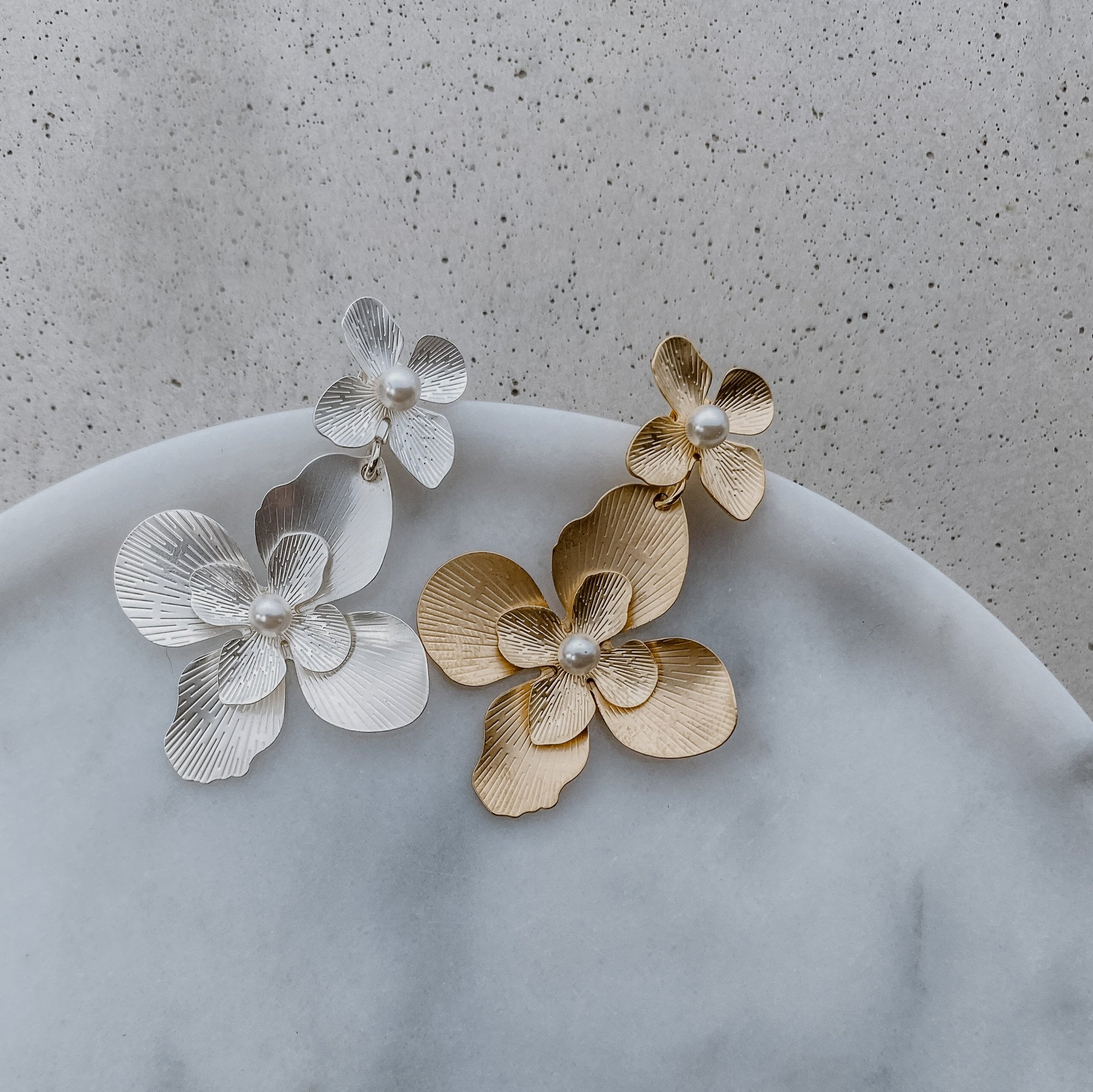 Vika Statement Ohrringe Hochzeit mit Blüten in der Farbe Silber, 22215