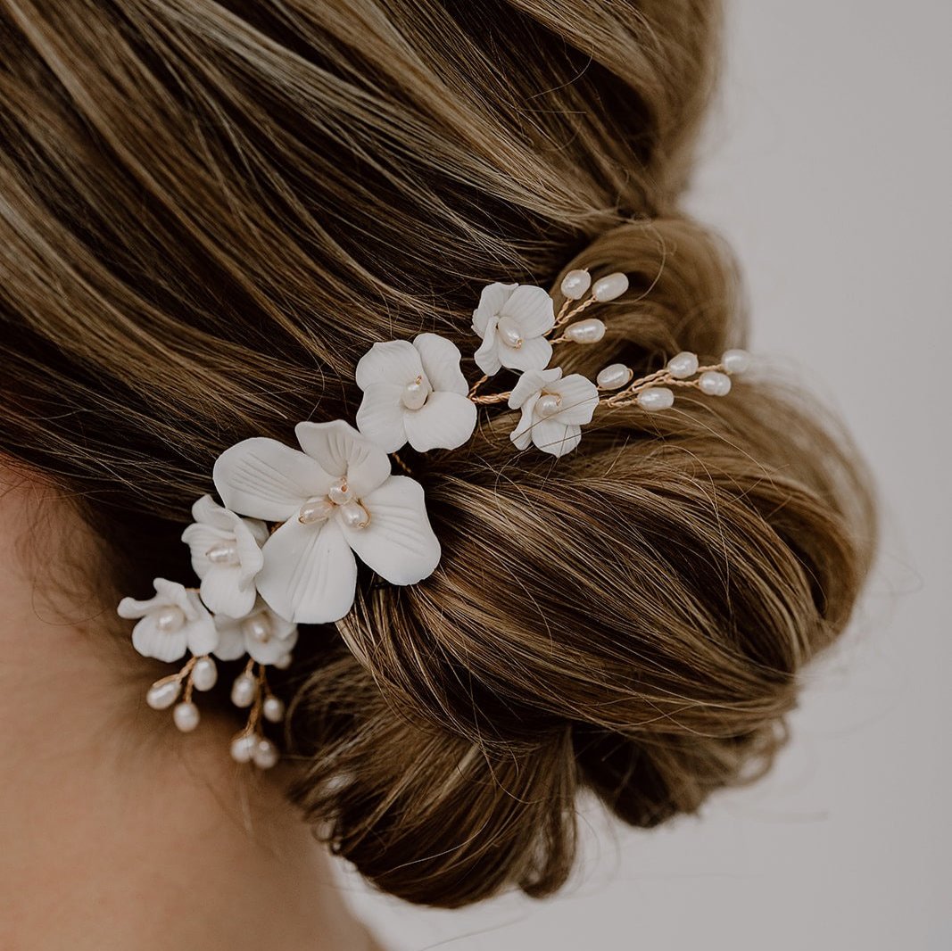 Coco | Brauthaarschmuck - Haarkamm mit weißen Blüten und echten Perlen