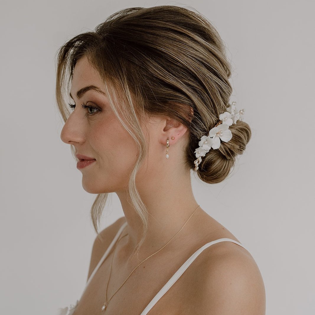 Coco | Brauthaarschmuck - Haarkamm mit weißen Blüten und echten Perlen