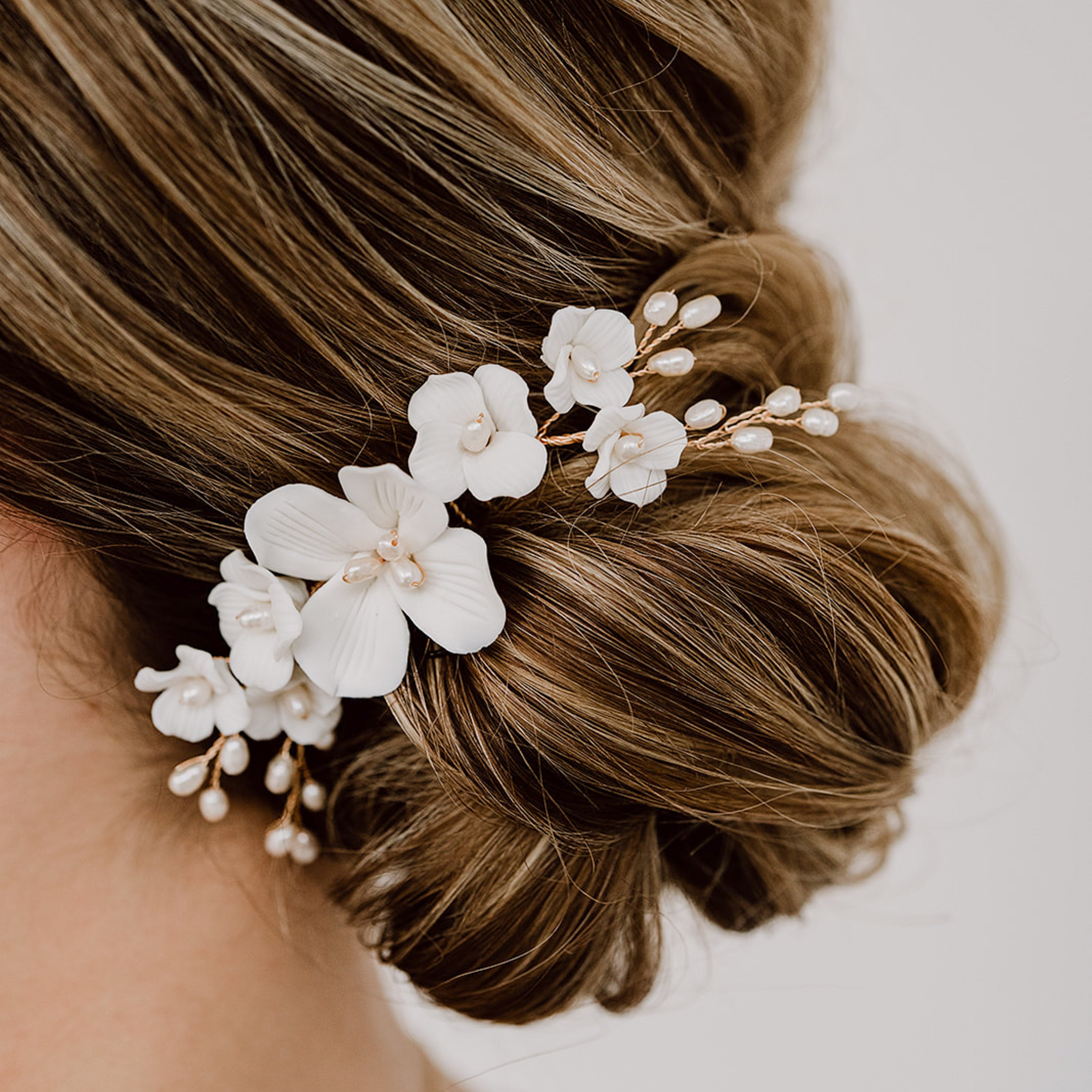 Coco | Brauthaarschmuck - Haarkamm mit weißen Blüten und echten Perlen