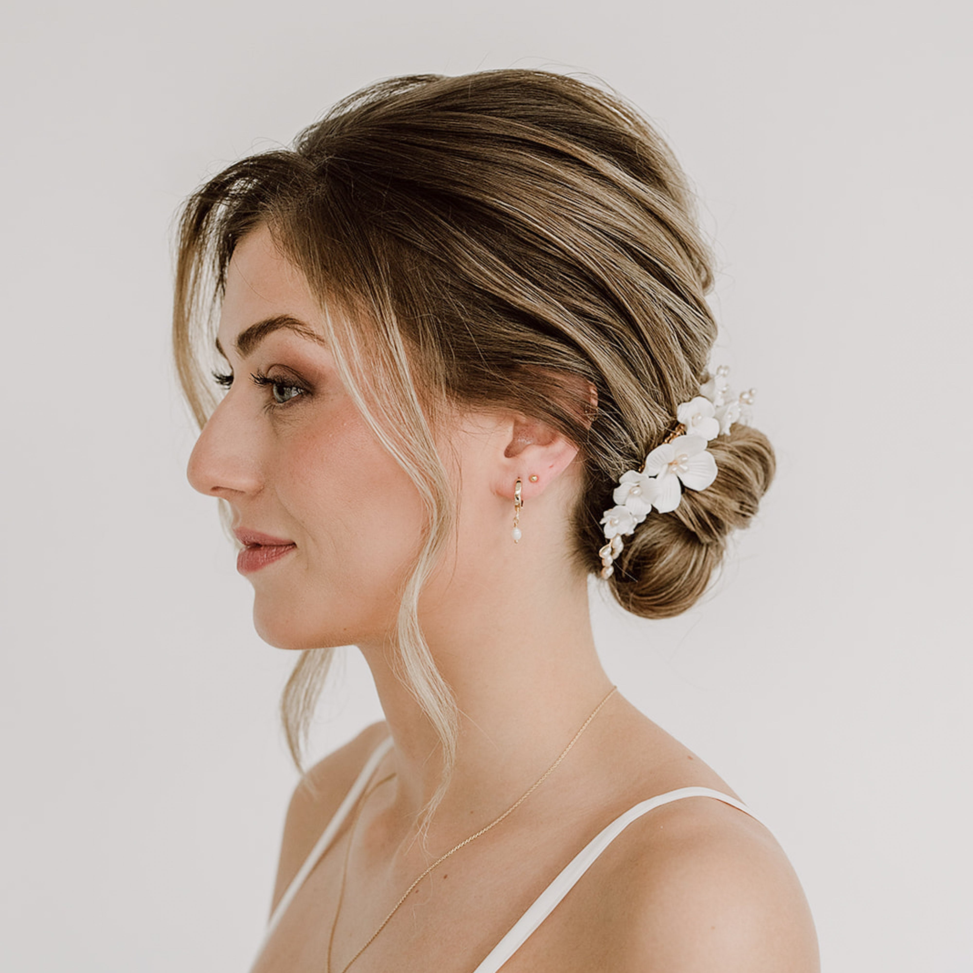 Coco | Brauthaarschmuck - Haarkamm mit weißen Blüten und echten Perlen