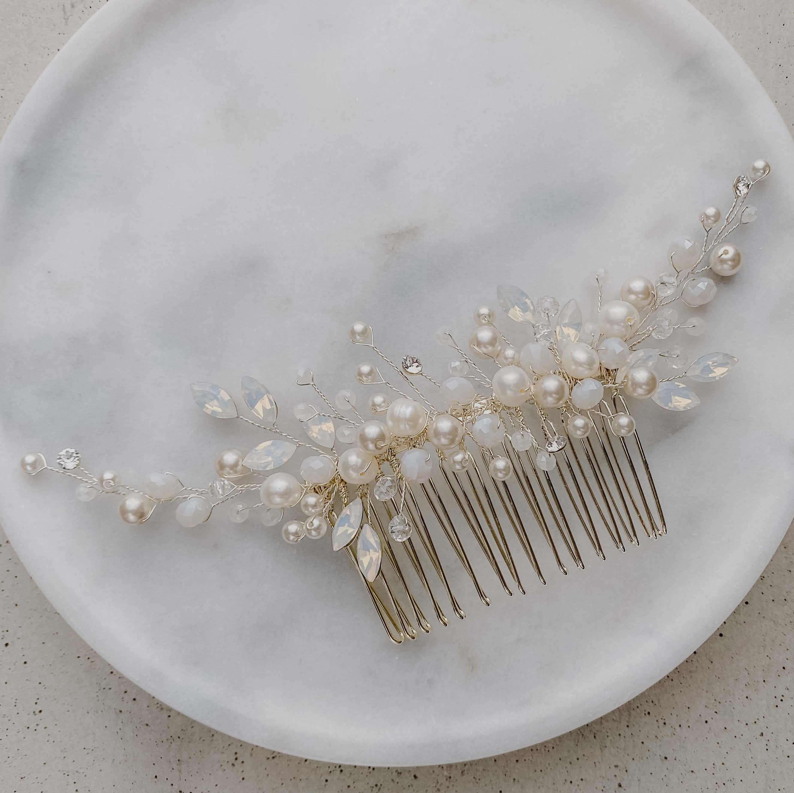 Brauthaarkamm mit Perlen und Kristallen Kris in der Farbe Silber