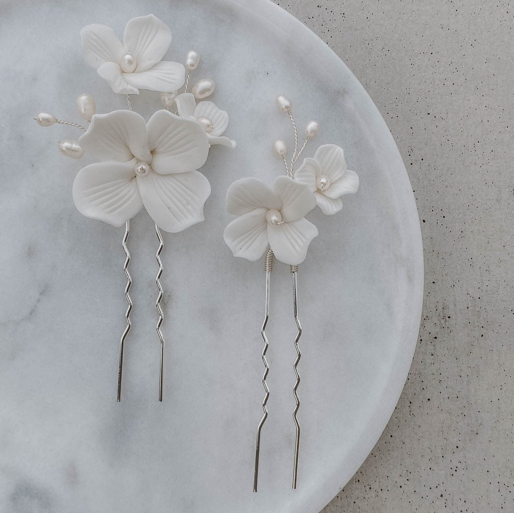 Coco | Braut Haarschmuck - Haarnadeln mit weißen Blüten und echten Perlen