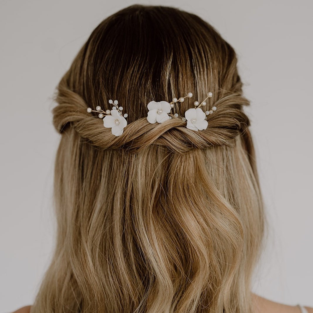Coco mit Perlen | Braut Haarnadeln mit weißen Blüten und echten Perlen