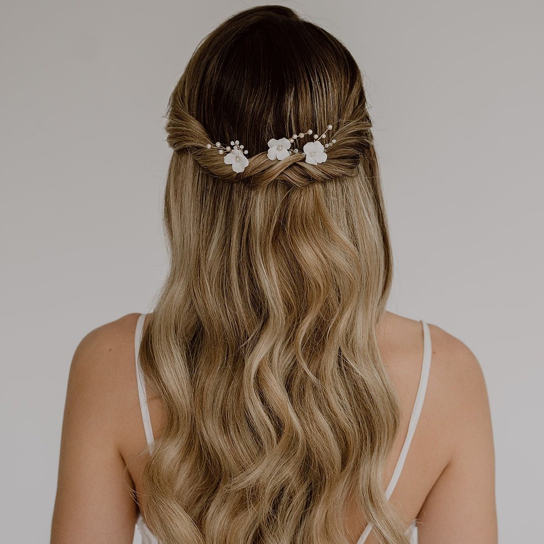 Coco mit Perlen | Braut Haarnadeln mit weißen Blüten und echten Perlen