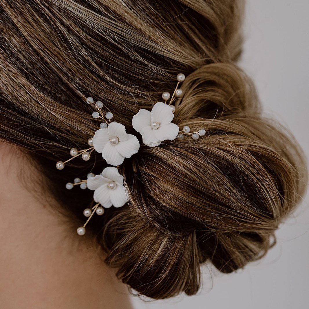 Coco mit Perlen | Braut Haarnadeln mit weißen Blüten und echten Perlen