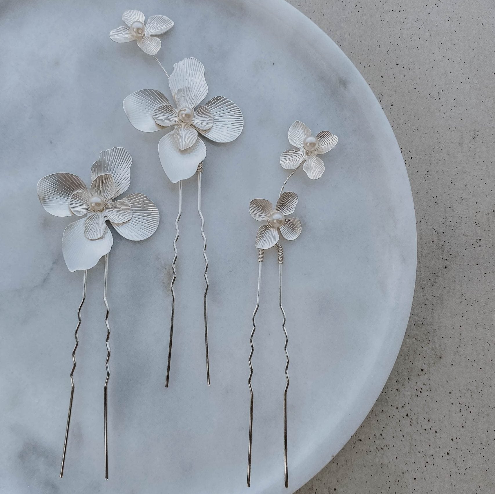 Vika | Haarschmuck Hochzeit, Haarnadeln mit Blüten und Perlen