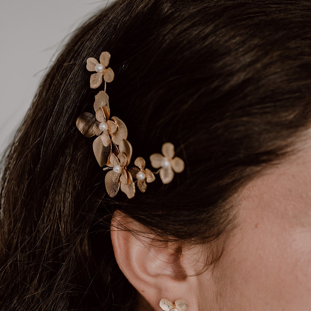 Vika | Haarschmuck Hochzeit, Haarnadeln mit Blüten und Perlen