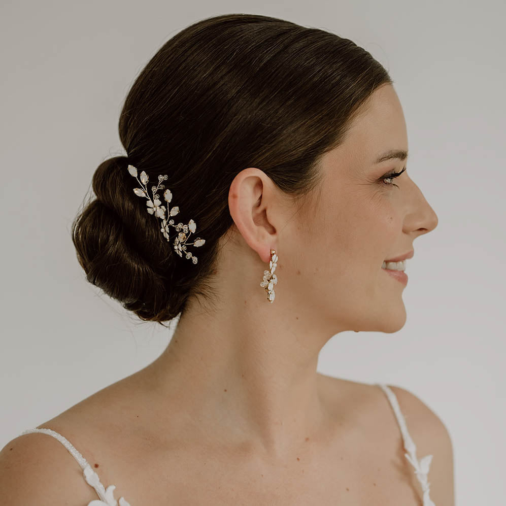Annelie | Brautohrringe gold mit Blüten und Kristallen