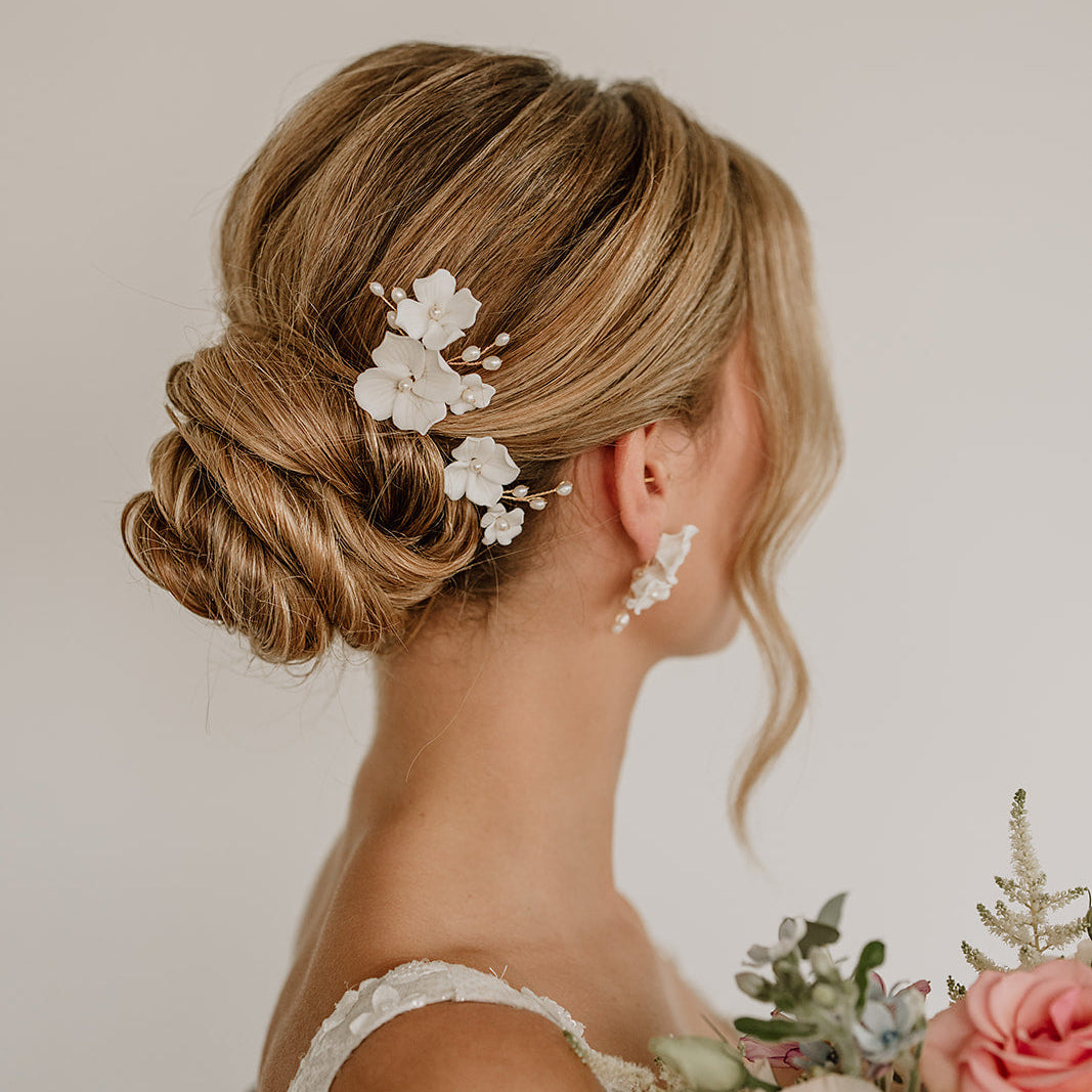 Coco Haarnadeln | Brauthaarschmuck mit weißen Blüten und echten Perlen