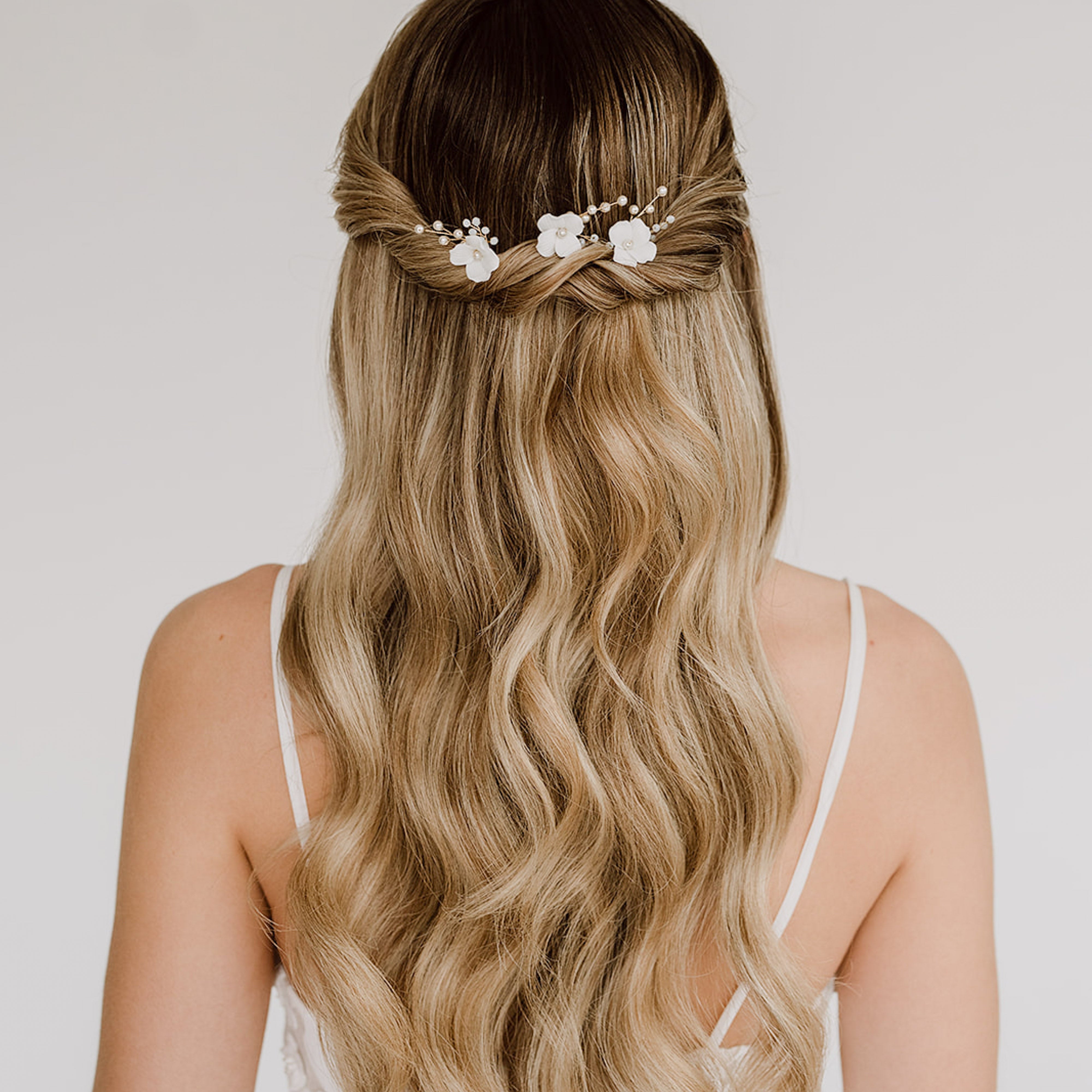 Coco mit Perlen | Braut Haarnadeln mit weißen Blüten und echten Perlen