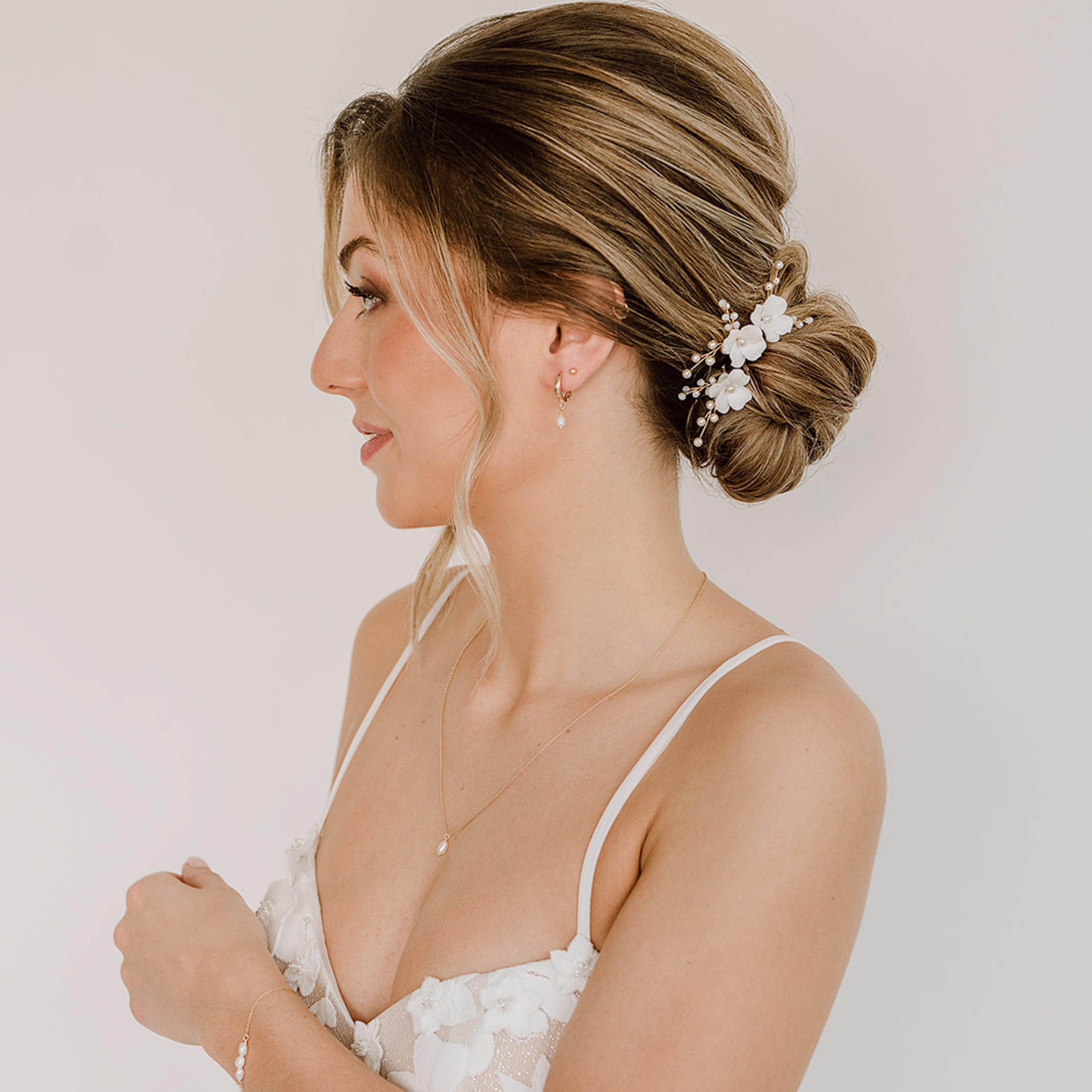 Coco mit Perlen | Braut Haarnadeln mit weißen Blüten und echten Perlen