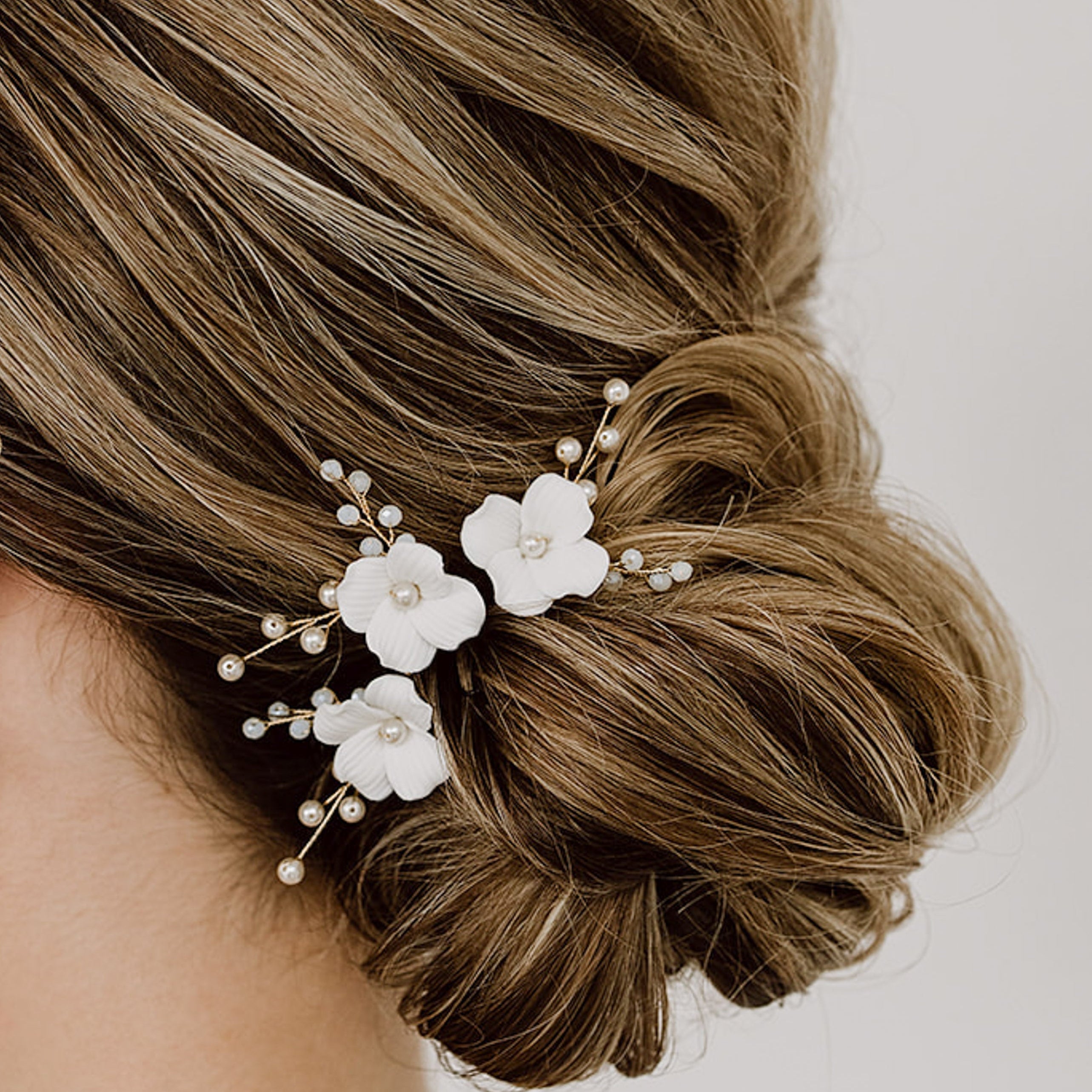 Coco mit Perlen | Braut Haarnadeln mit weißen Blüten und echten Perlen