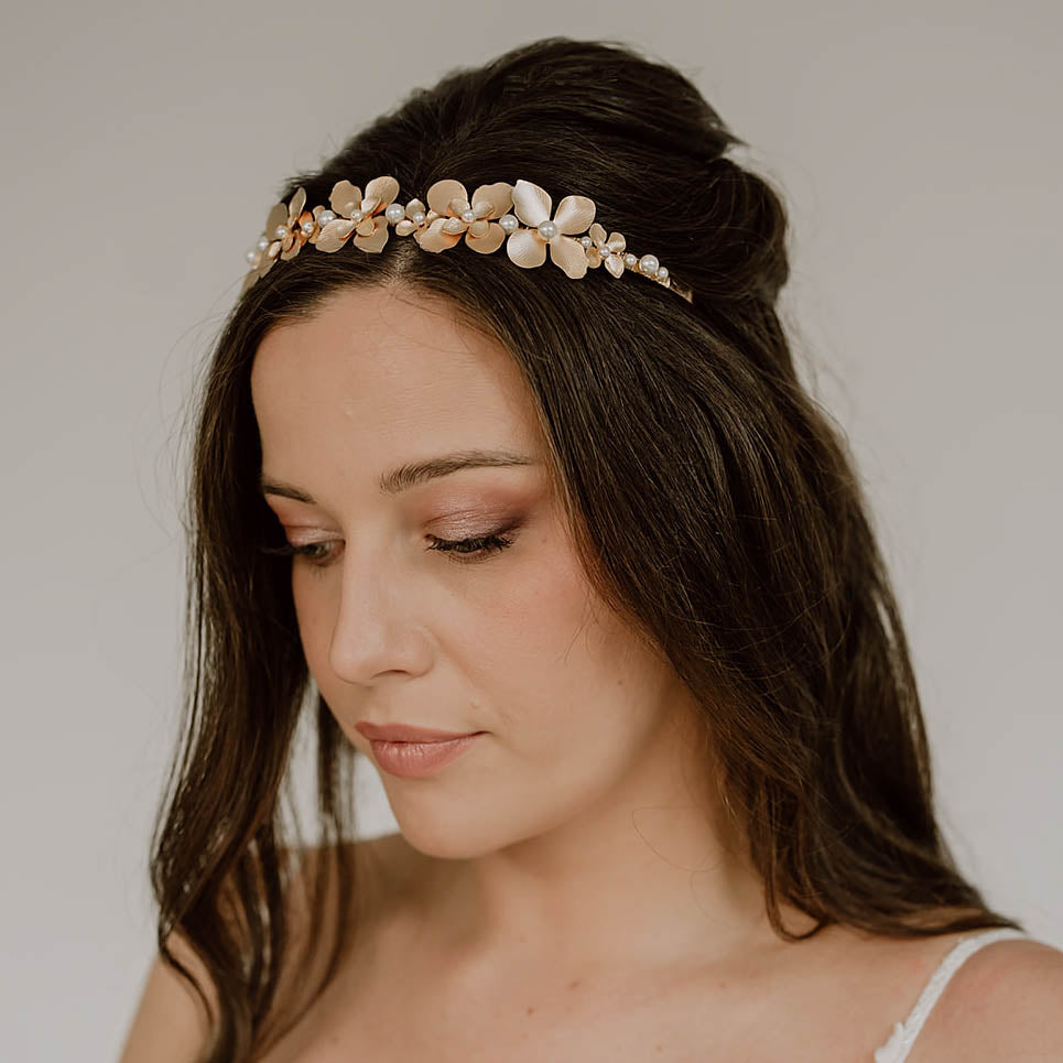 Vika | Hochzeit Haarschmuck - Haarreif mit Blüten und Perlen