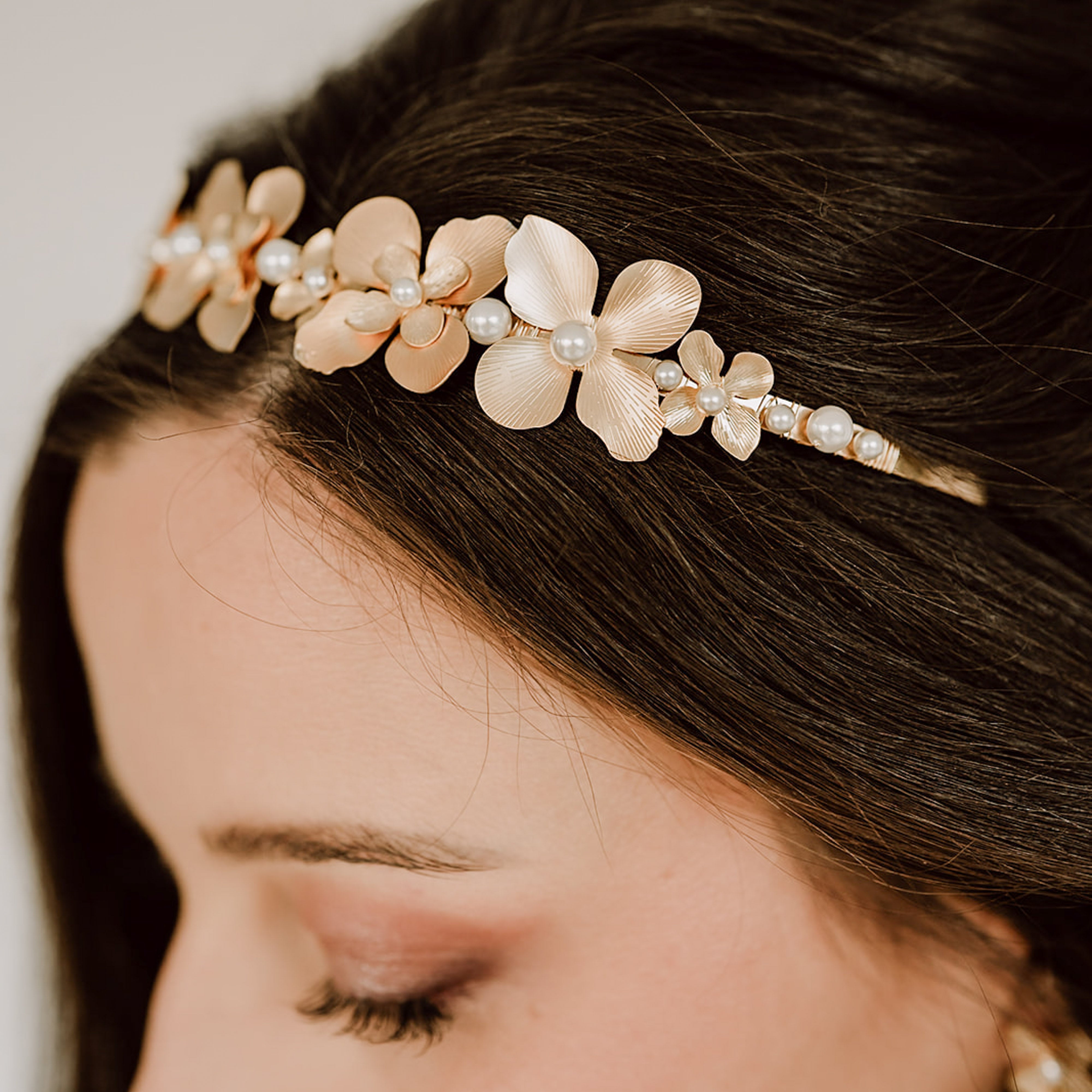 Vika | Hochzeit Haarschmuck - Haarreif mit Blüten und Perlen