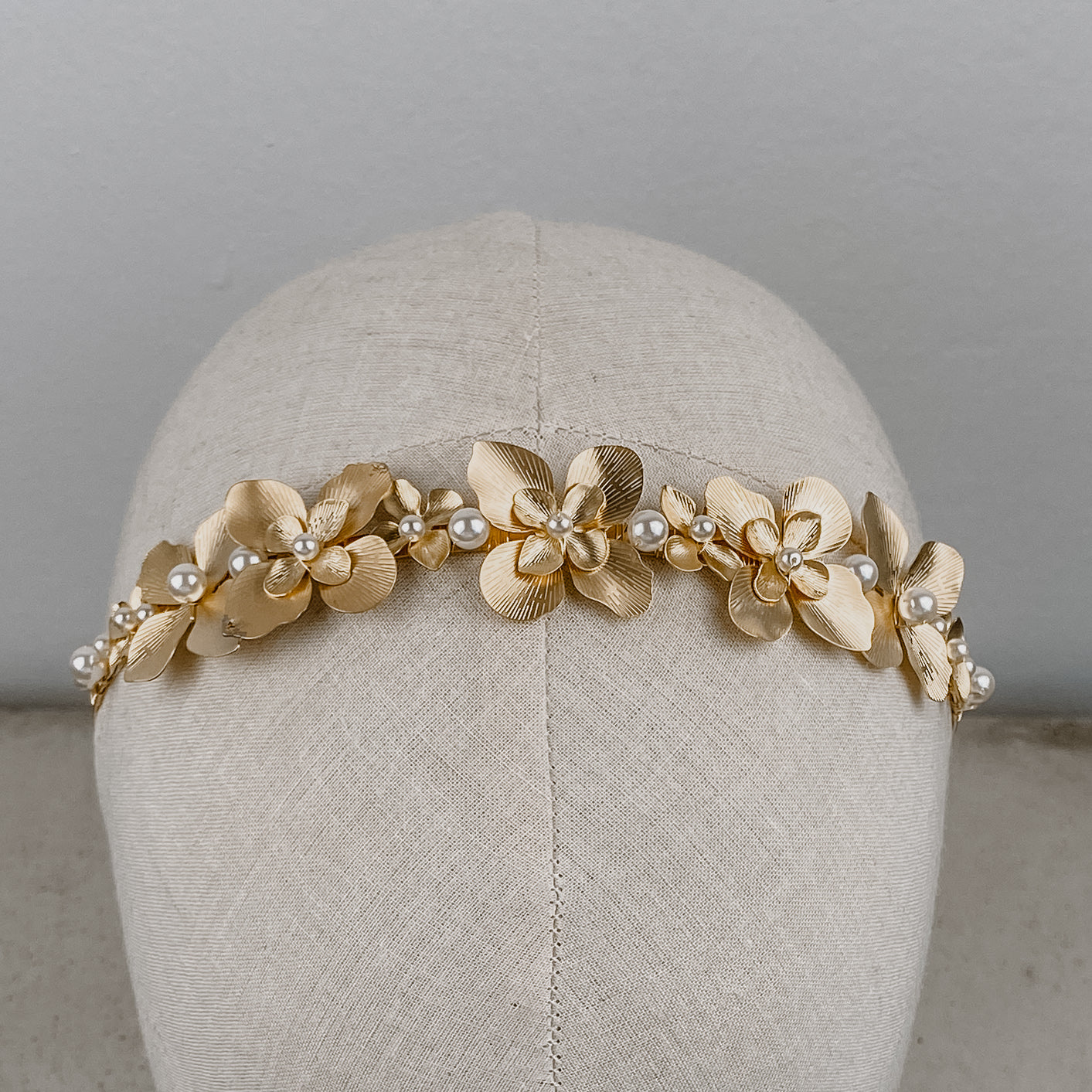 Vika | Hochzeit Haarschmuck - Haarreif mit Blüten und Perlen