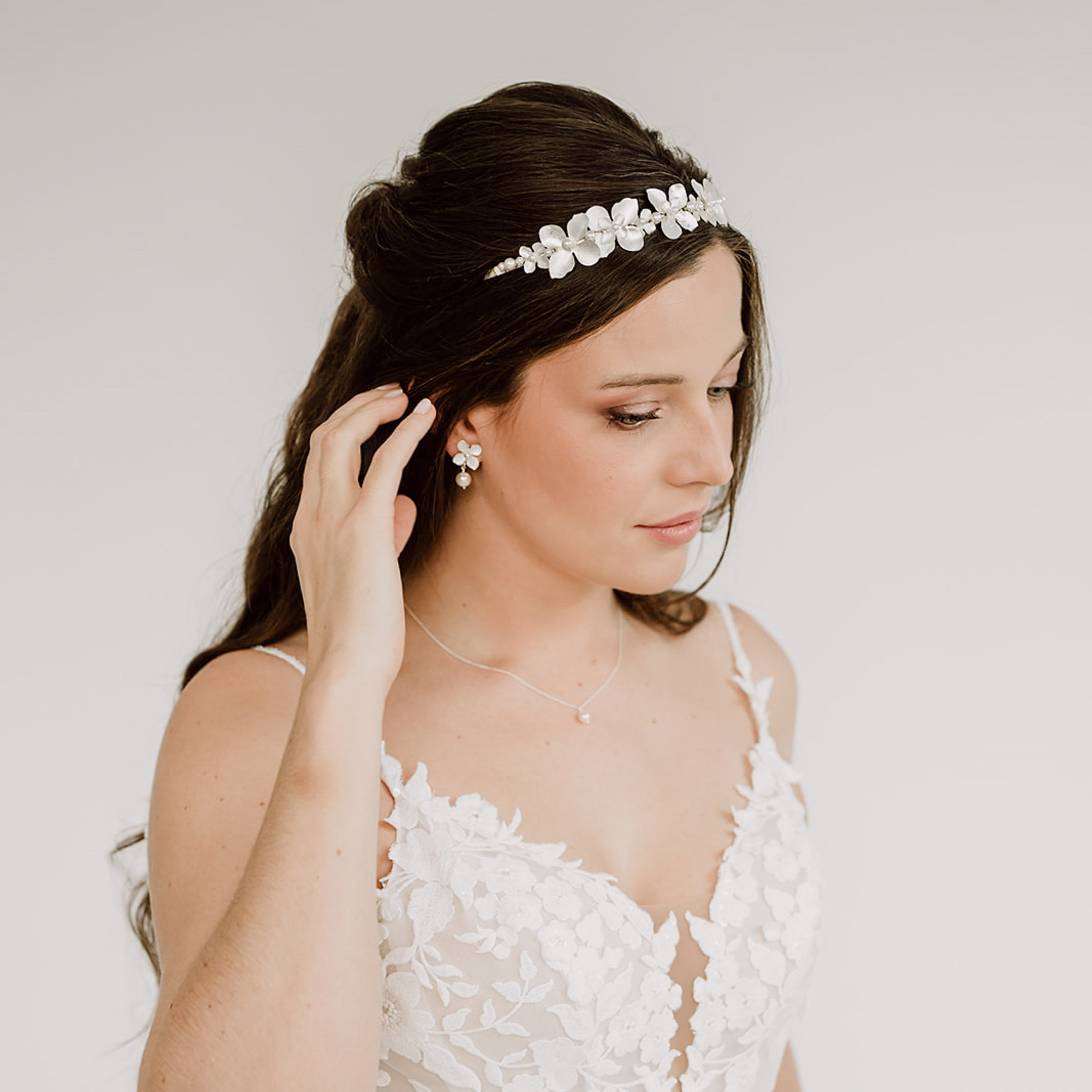 Vika | Hochzeit Haarschmuck - Haarreif mit Blüten und Perlen