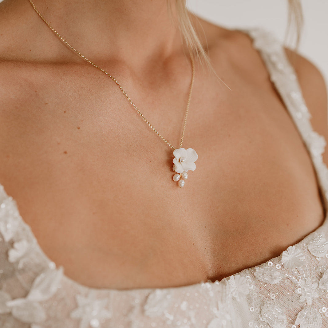 Coco | Braut Halskette mit weißer Blüte