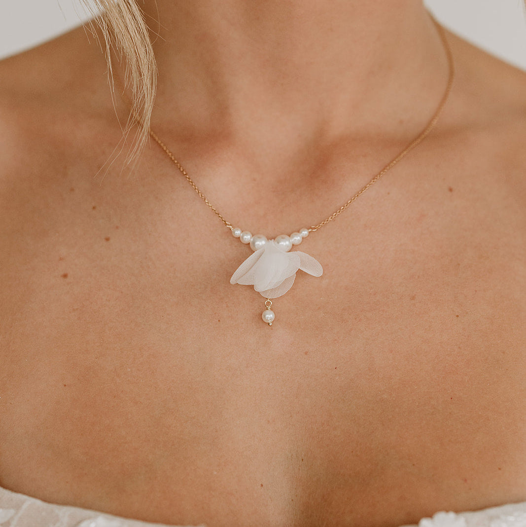 Flora | Braut Halskette mit weißer Blüte