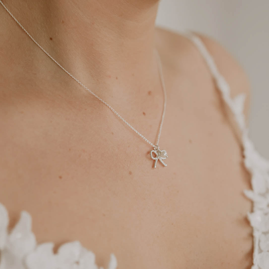 Pinella | Halskette Braut mit Schleife und Perle