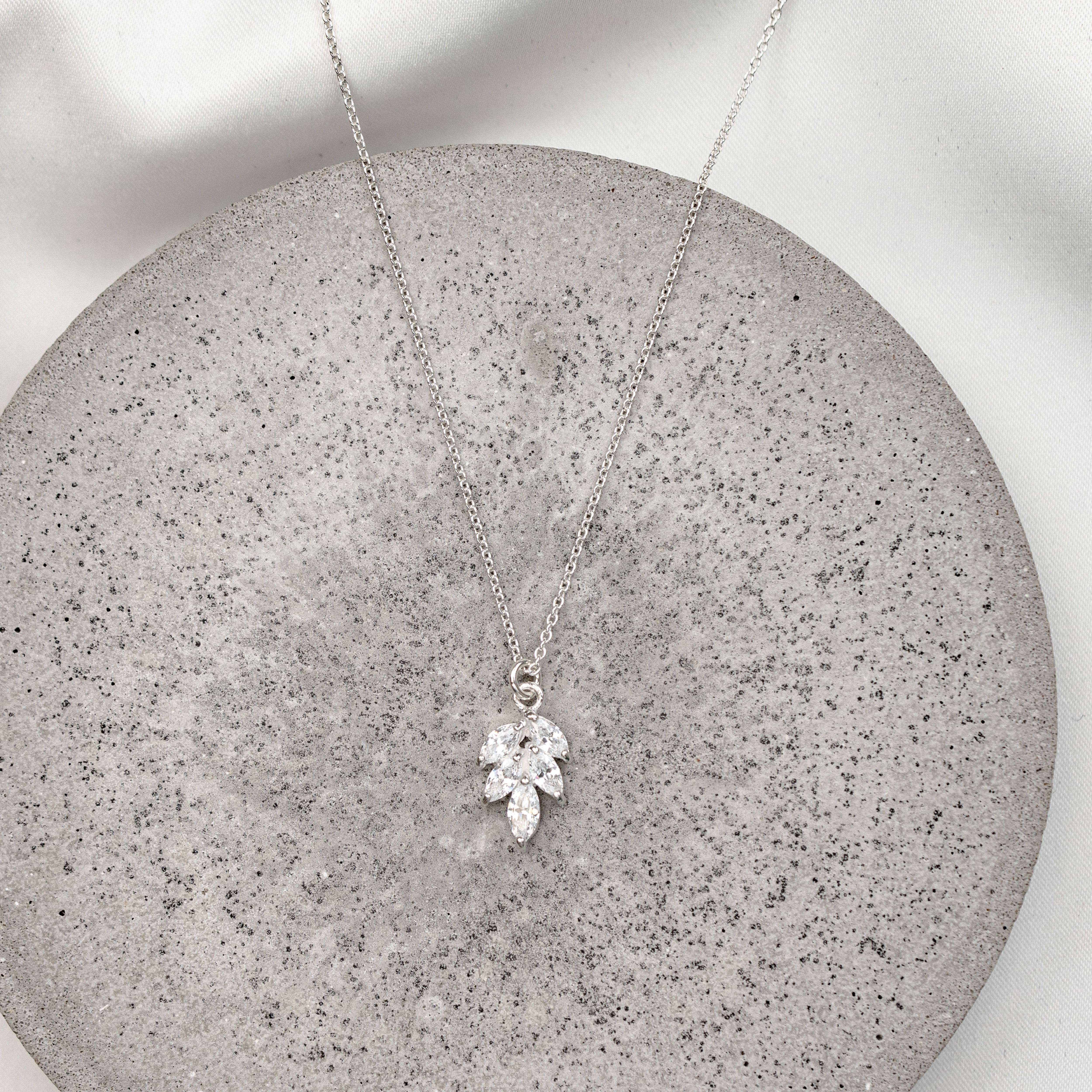 Tilla | Braut Halskette mit Zirkonia Blatt