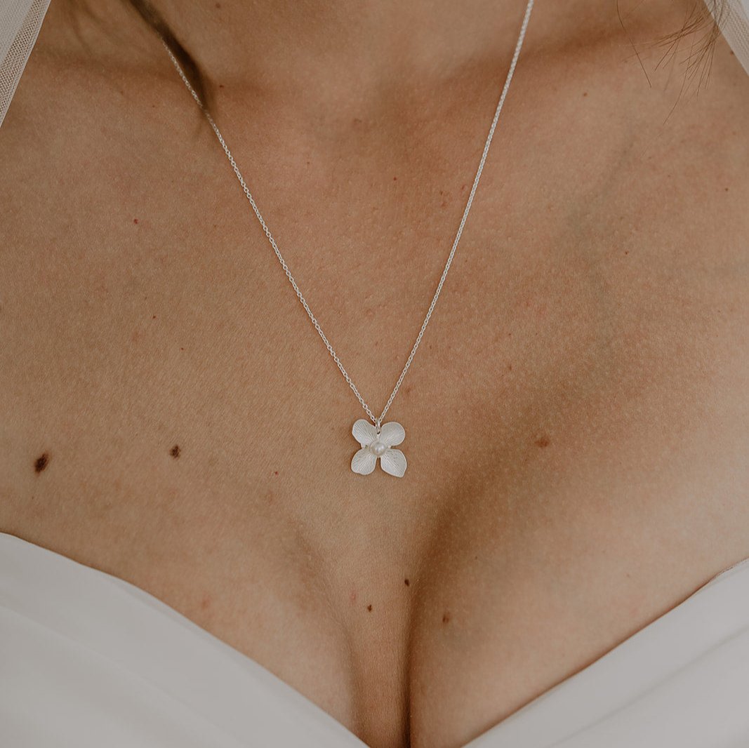 Halskette Hochzeit mit Blüte Victoria in der Farbe Silber