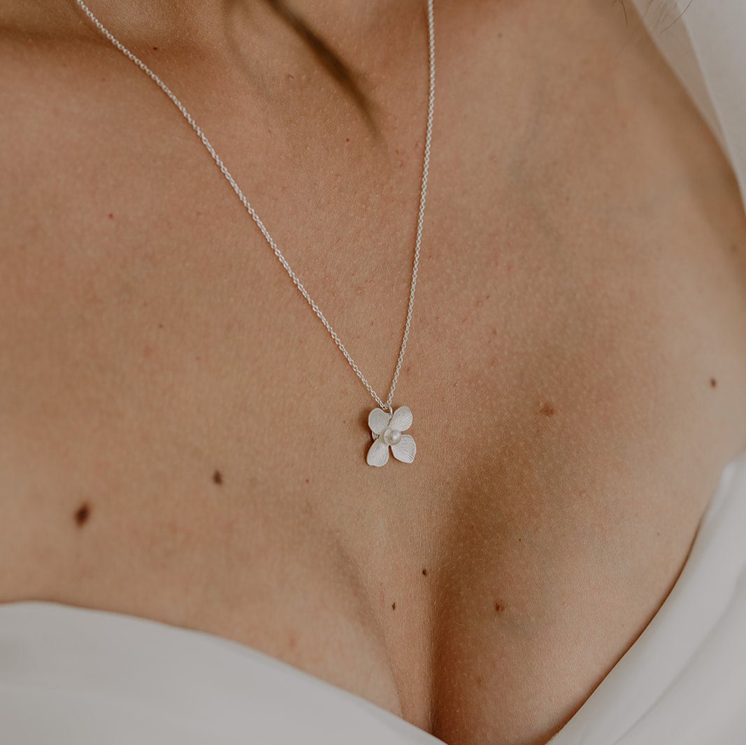 Halskette Hochzeit mit Blüte Victoria in der Farbe Silber