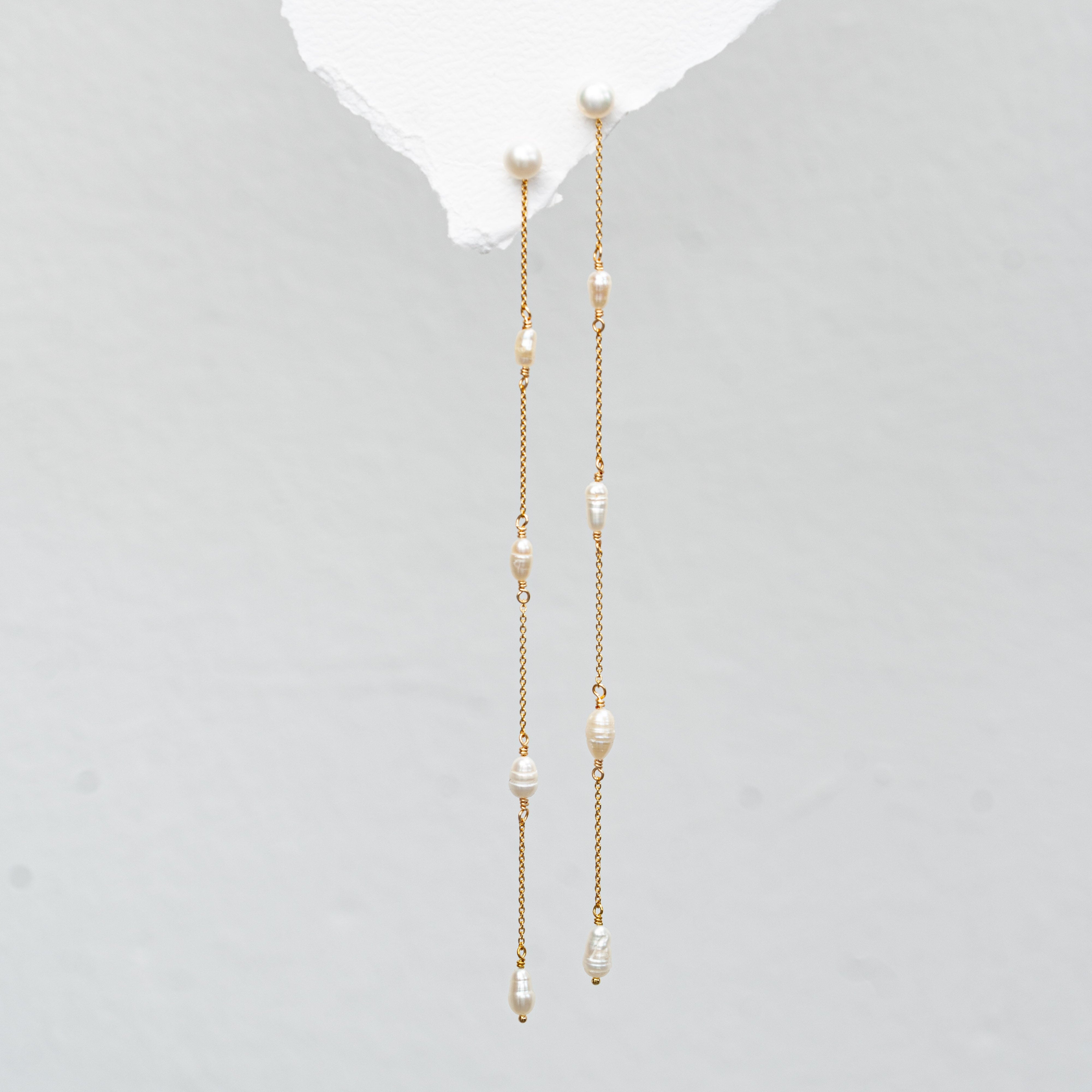 Maeve | Brautohrringe hängend mit kleinen Perlen lang